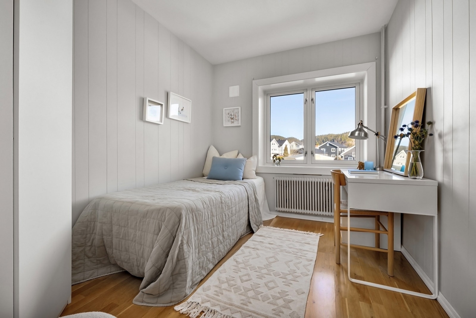 Soverom II er av fin størrelse og således fleksibelt i bruk med god oppbevaringskapasitet i romslig skyvedørsgarderobe Galleribilde