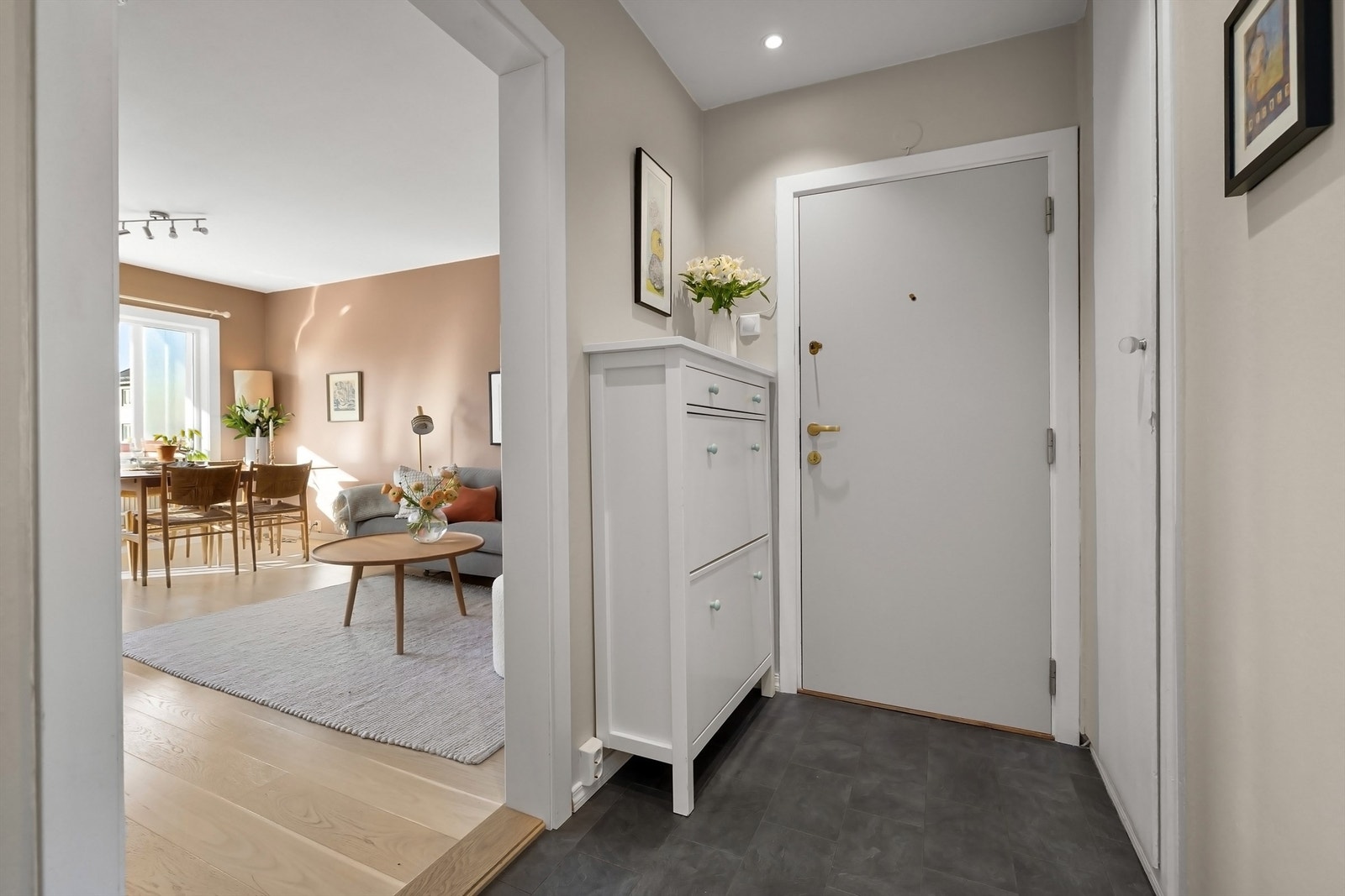 Her er det fine muligheter til oppbevaring i originalt, plassbygd skap samt god plass til oppheng, kommode eller annet møbel etter ønske Galleribilde
