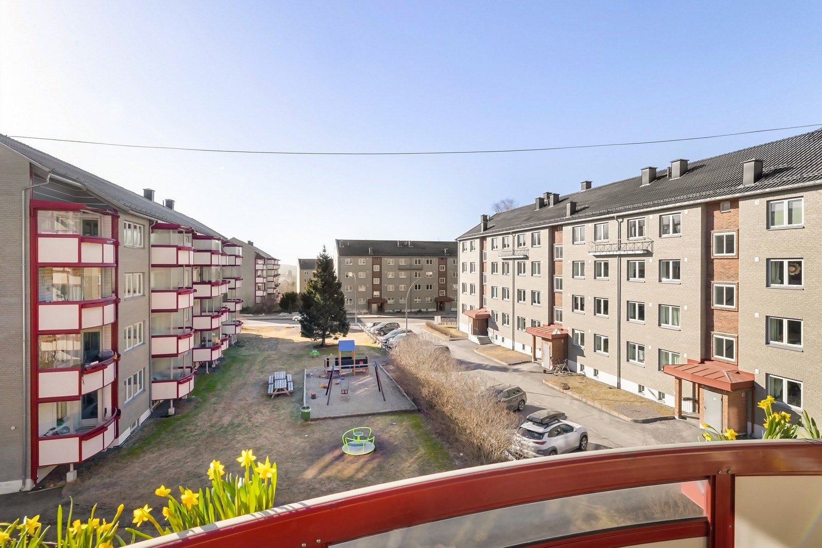 Balkongen har en flott intern beliggenhet i borettslaget og oppleves usjenert med herlig utsyn mot fellesarealer Galleribilde