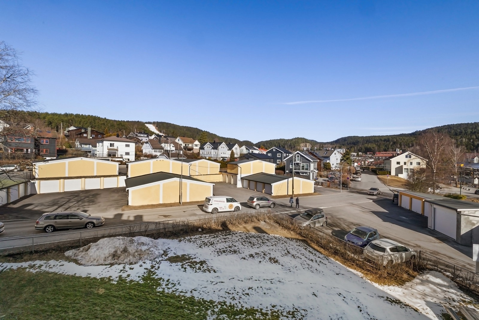 Fra kjøkkensiden er det en rolig og hyggelig utsikt over småhusbebyggelsen og helt opp til marka! Galleribilde