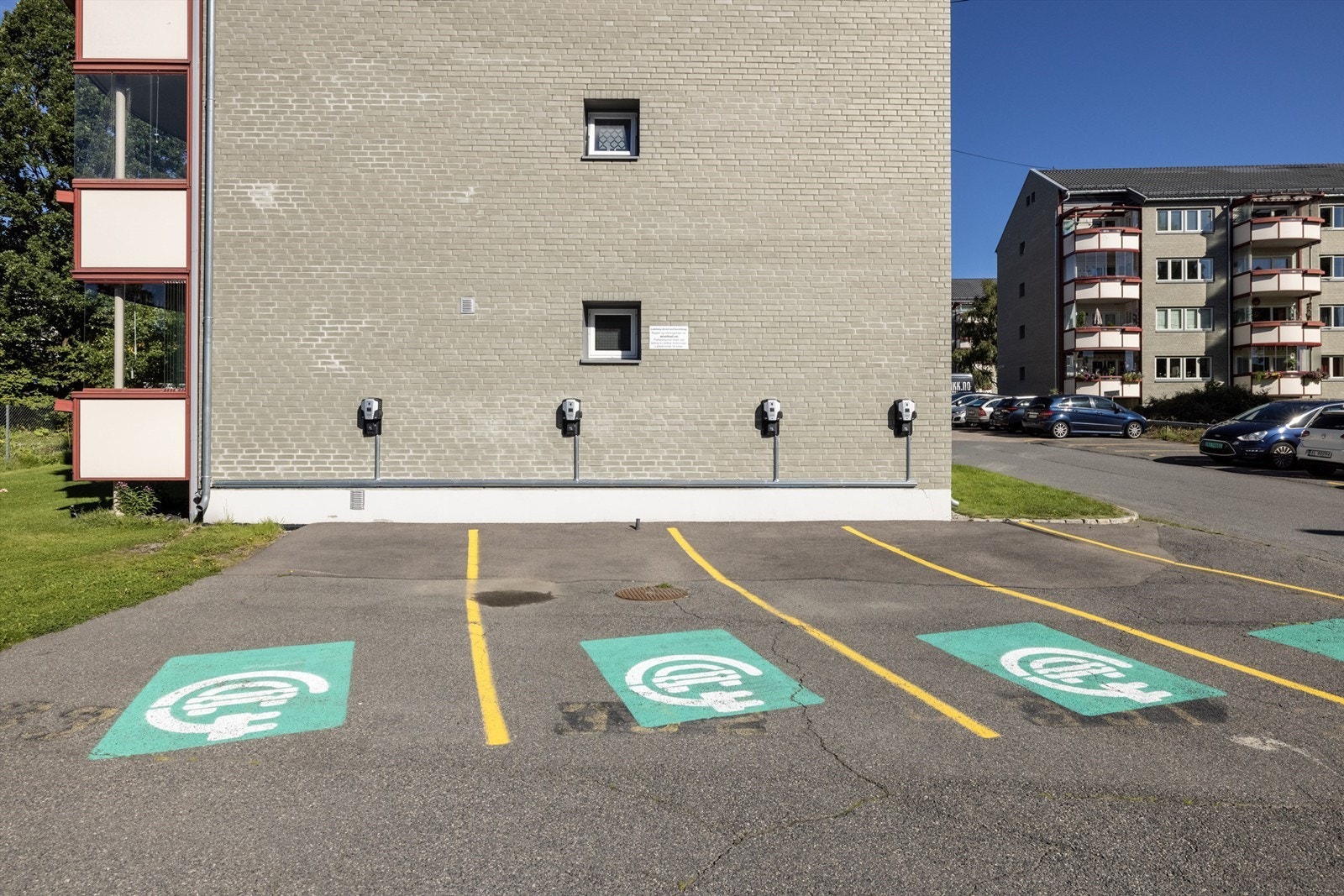 Det er også etablert 8 ladeplasser for elbil Galleribilde