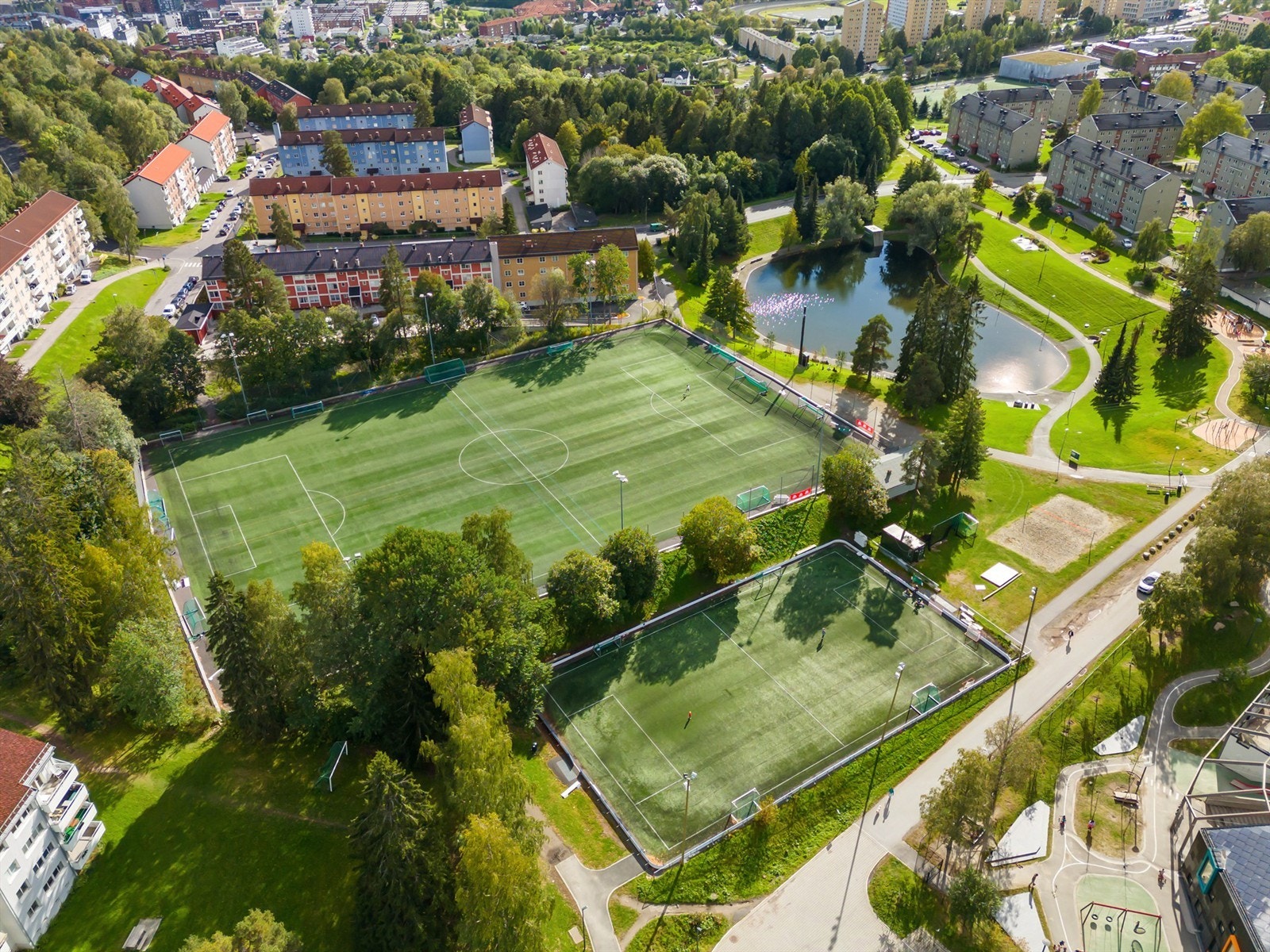 Badedammen, kunstgressbane, volleyballbane og lekeplass er nærmeste nabo til borettslaget. Her er det også skøytebane på vinterstid Galleribilde