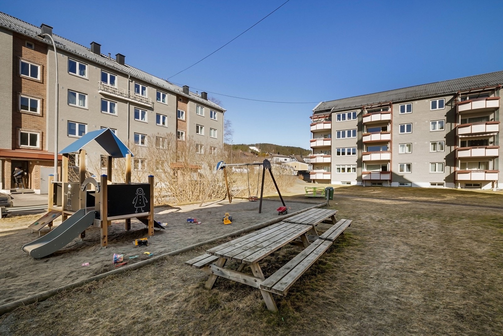 Borettslaget har hyggelige fellesarealer opparbeidet med plenarealer, diverse beplantning, koselige sittegrupper og lekeplass for de minste Galleribilde