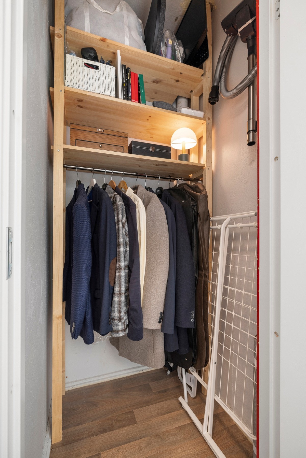 Leiligheten har en praktisk innvendig bod som gjør det enkelt å holde orden. I tillegg til dette er det en bod på loft (3 kvm) og en bod i kjeller (3 kvm). Galleribilde