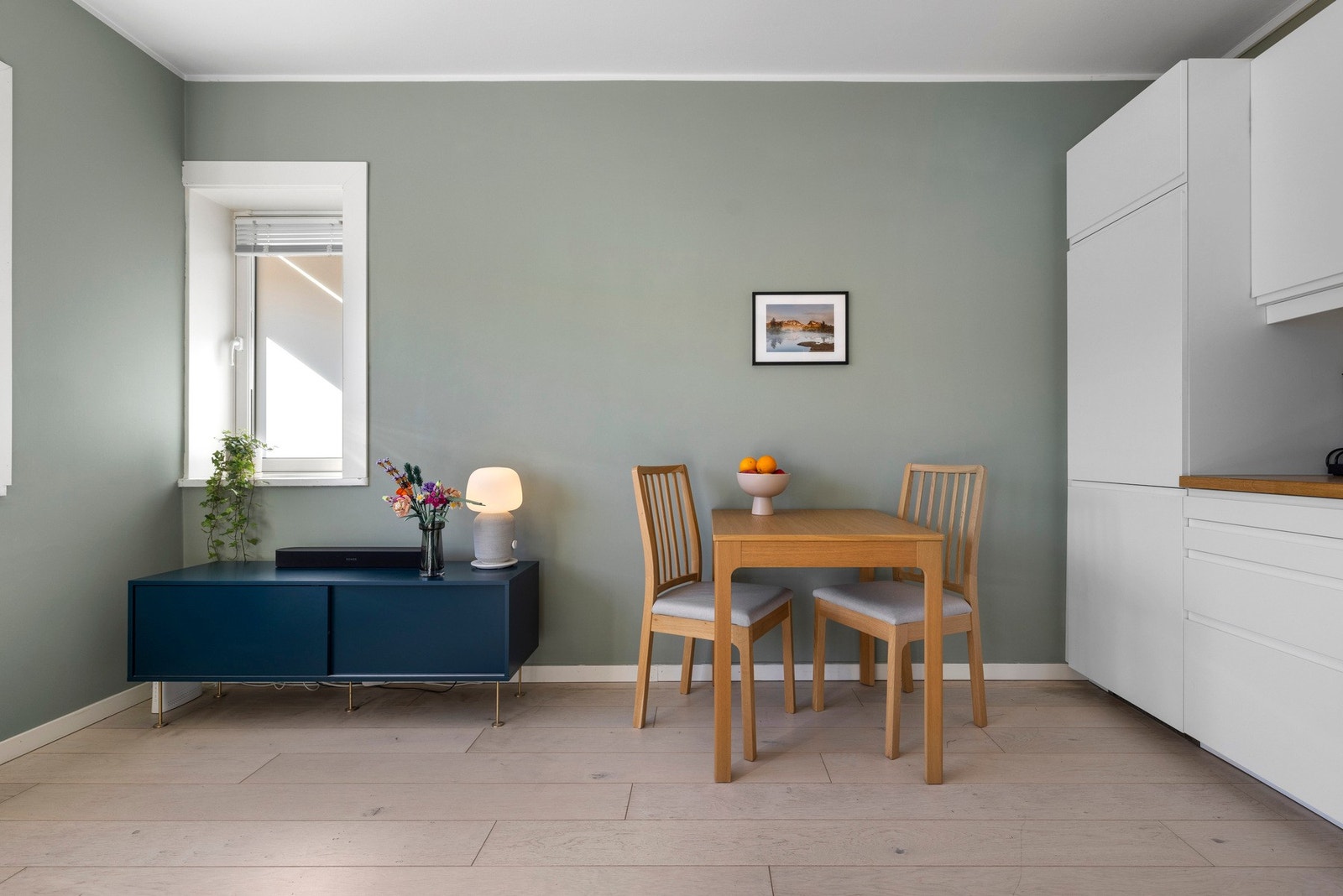 Leiligheten har lysinnslipp fra to himmelretninger som sørger for ekstra dagslys. Galleribilde