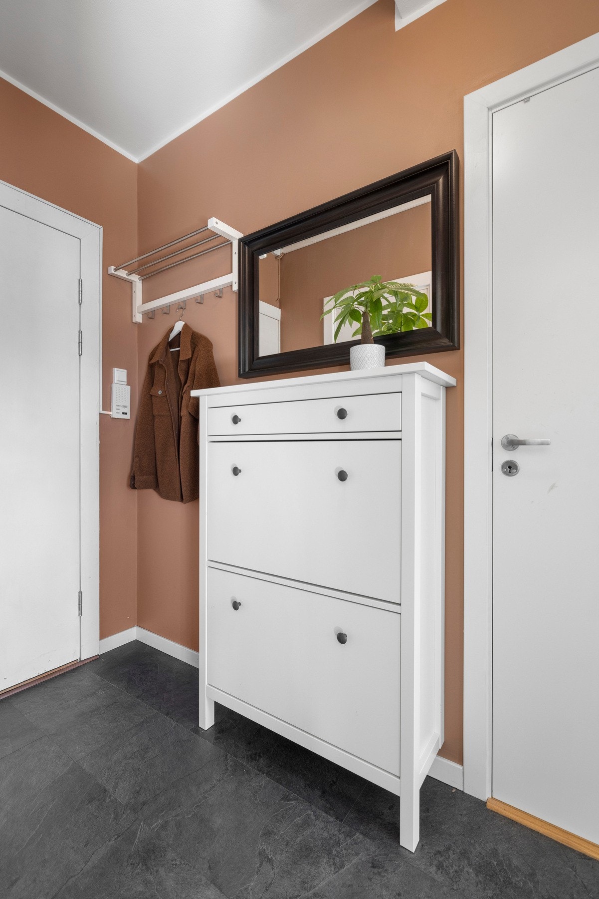 I dét du entrer boligen blir du tatt i mot av romslig entré med god plass til sko og yttertøy Galleribilde