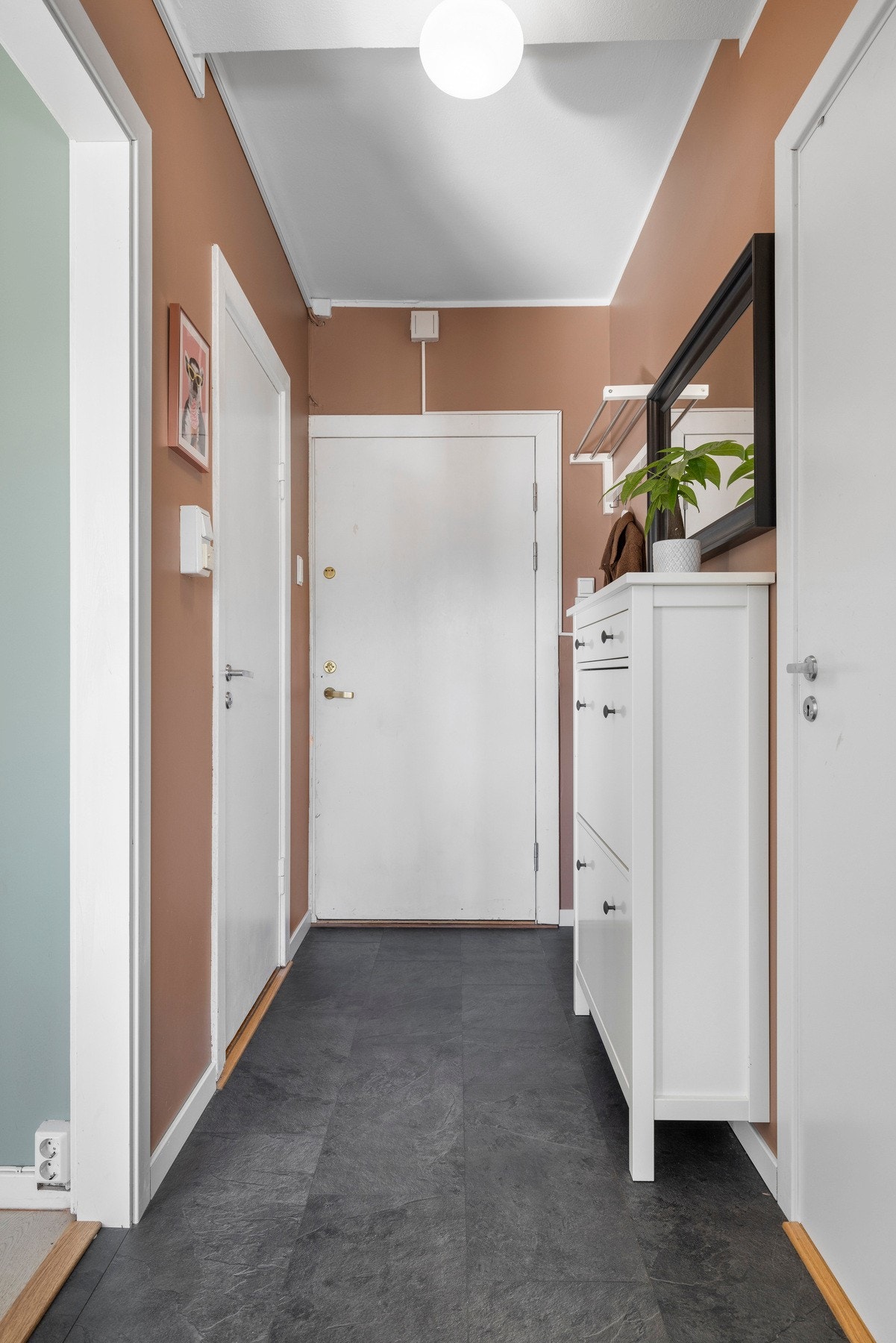 Entréen ble malt i 2019 i en varmere tone som gir et godt førsteinntrykk av leiligheten. Galleribilde