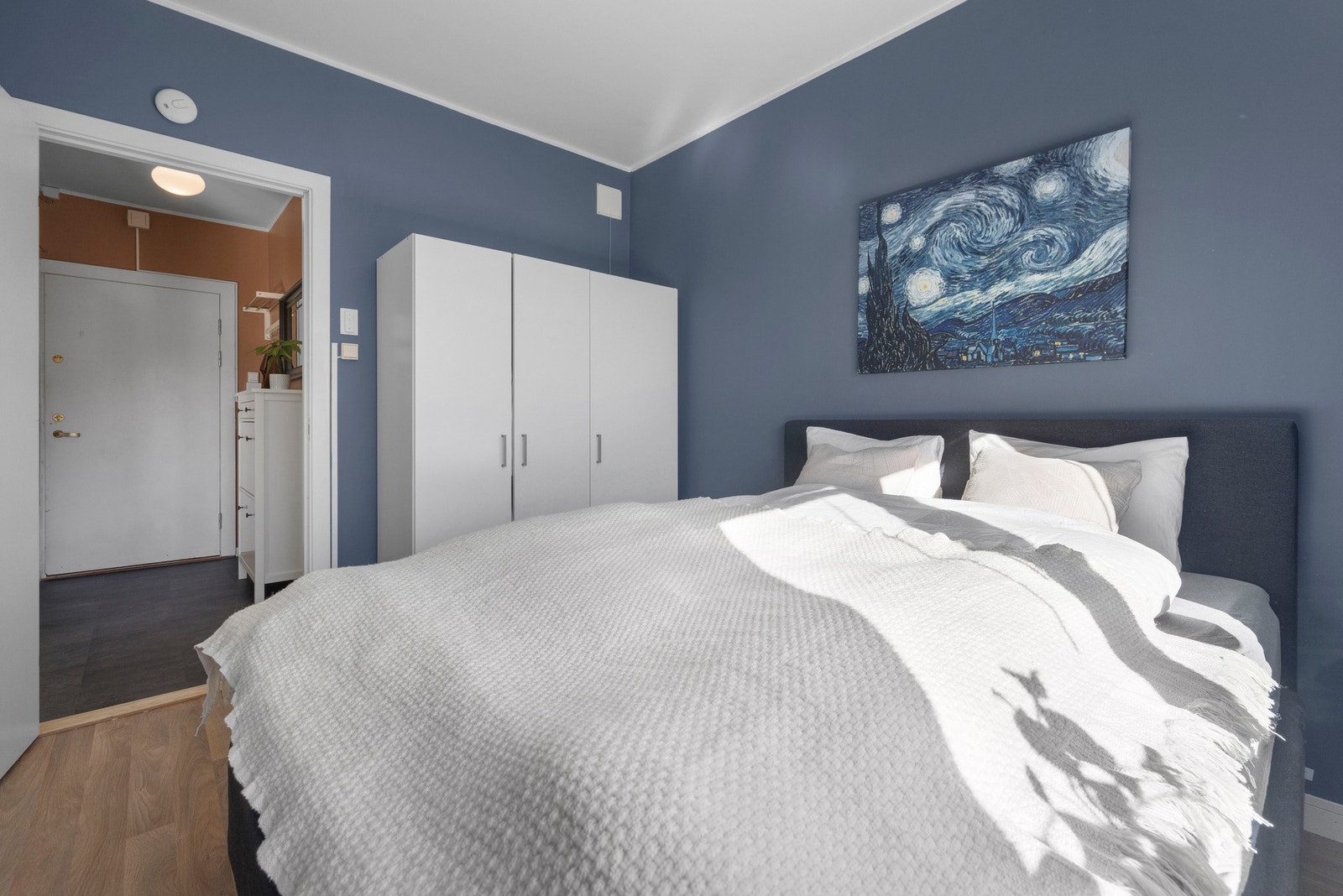 Rommet er av god størrelse med plass til dobbeltseng med nattbord på hver side og romslig garderobeskap for lagring og oppbevaring. Galleribilde