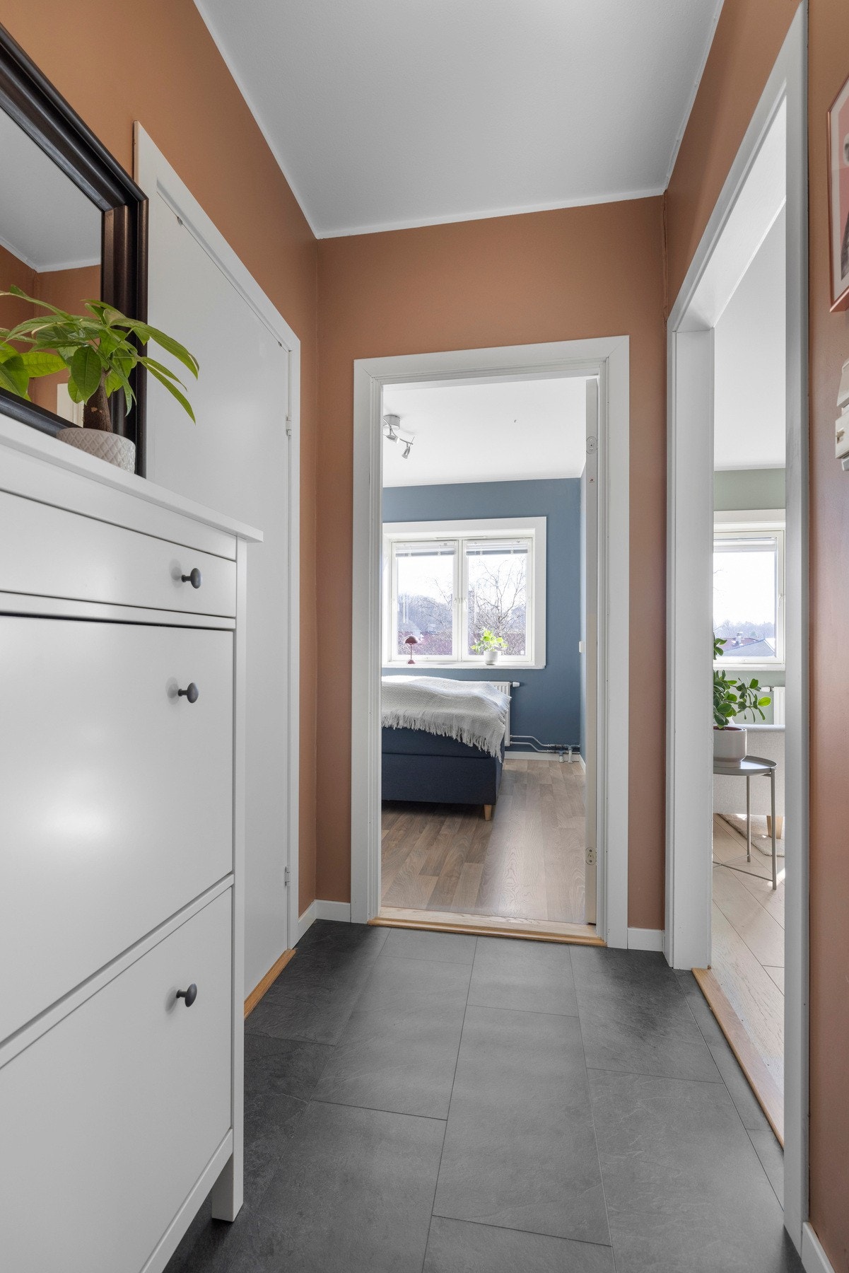 Entréen fungerer som et praktisk knutepunkt mellom alle boligens rom. Galleribilde