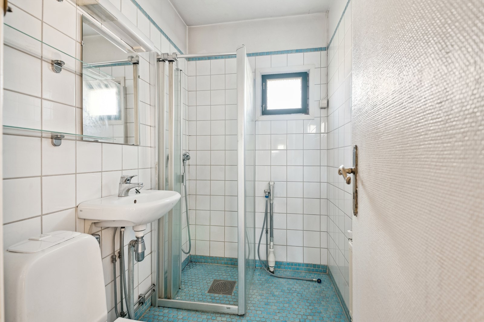 Lyst og praktisk baderom med dusjnisje med adkomst fra entré. Galleribilde