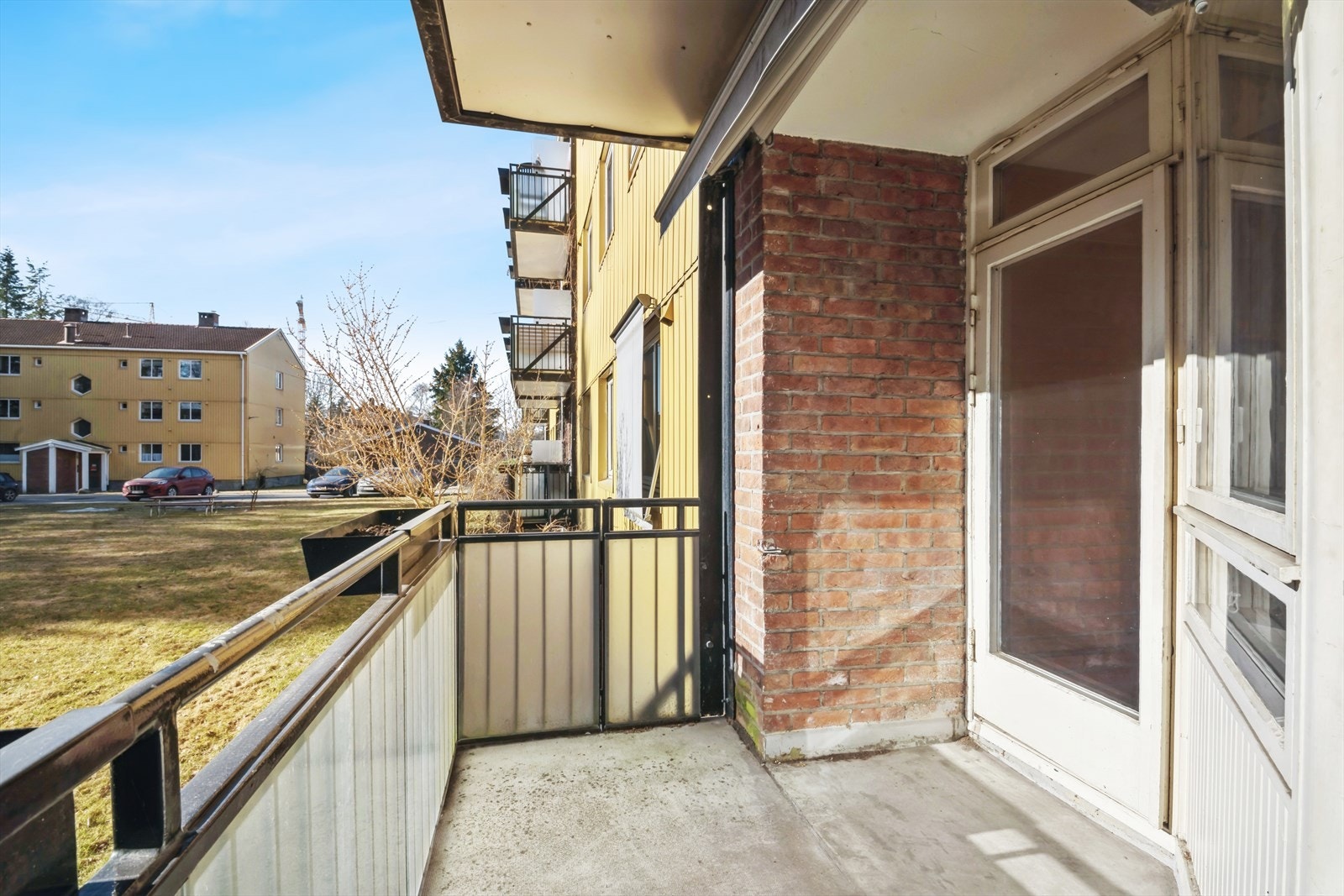 Balkong med direkte utgang til grønne, idylliske fellesarealer. Galleribilde