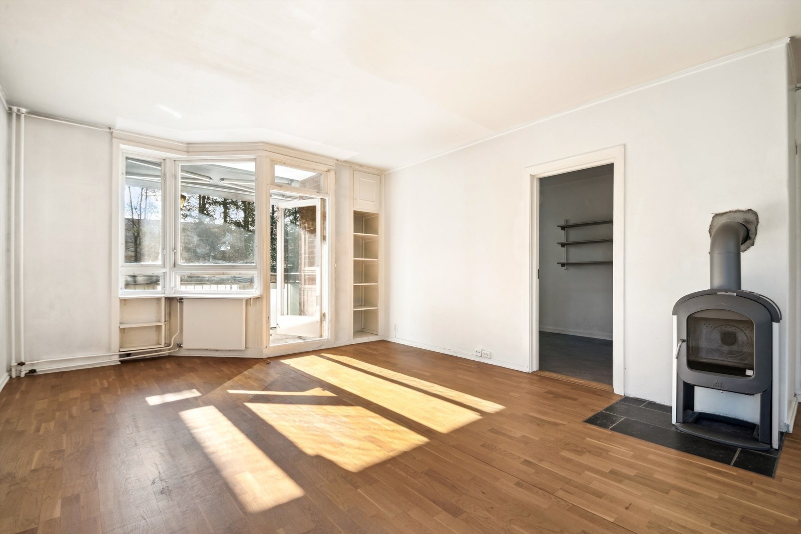 Stor stue med plass til både sofagruppe og lesekrok. God takhøyde og store vindusflater gir en lys og luftig atmosfære. Galleribilde