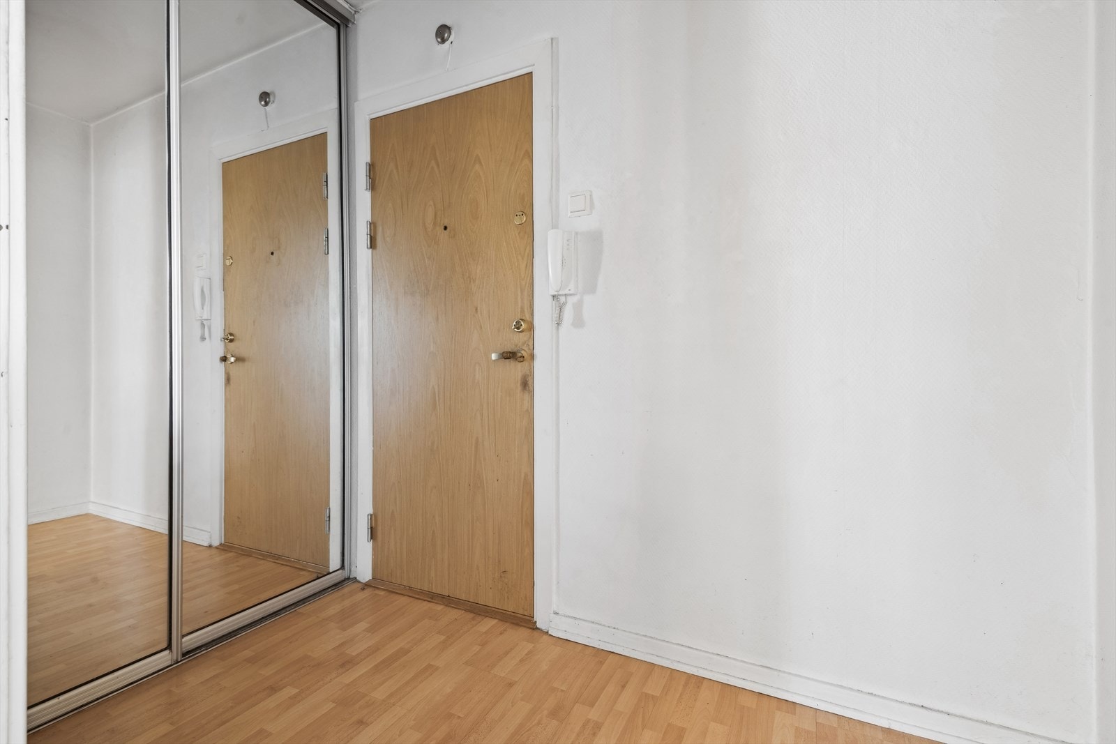 Romslig inngangsparti med skyvedørsgarderobe. Galleribilde