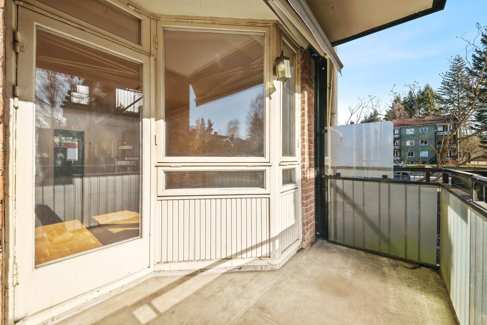 Skjermet uteplass med plass til spisegruppe og grill. Galleribilde