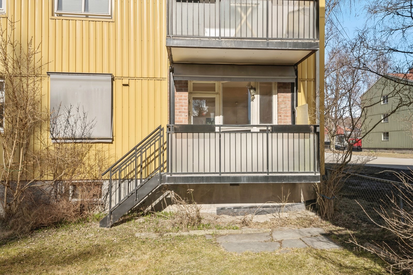 Stor og delvis overbygget terrasse i sørøstvendt retning med flott utsyn mot nærområdet. Gode solforhold. Galleribilde