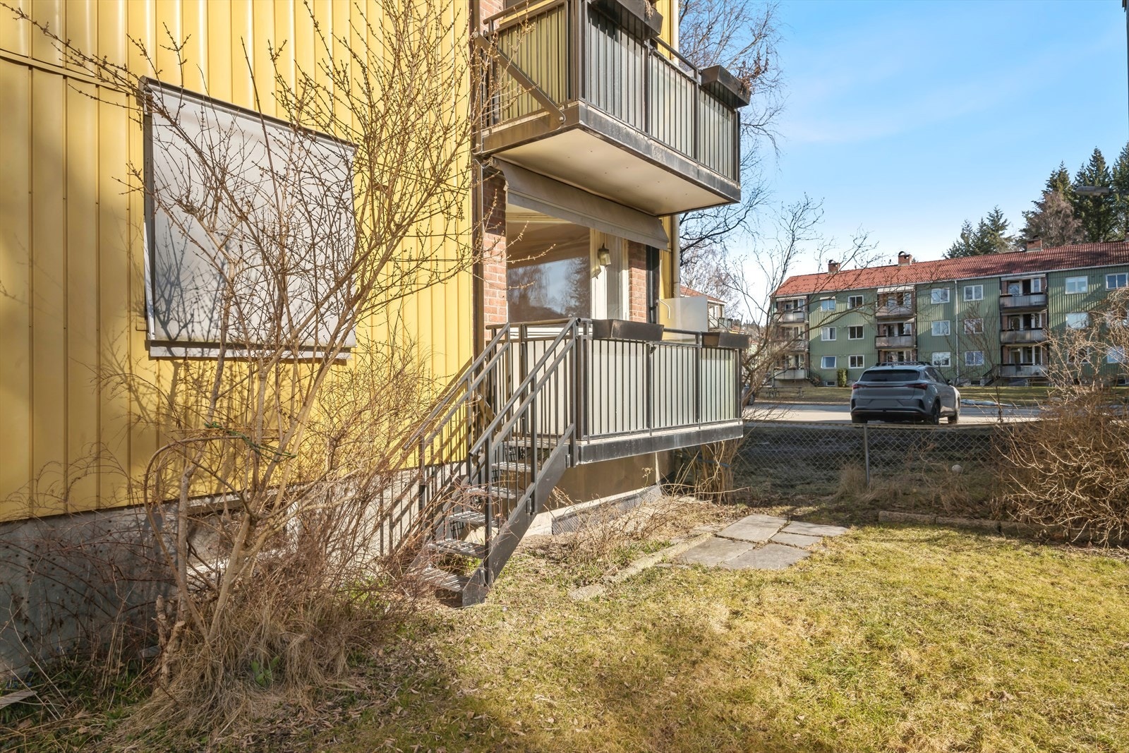 Solrik og skjermet uteplass med trapp ned til felles hage. Galleribilde