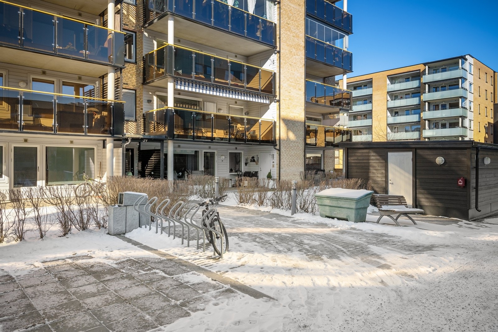 Felles eiet tomt i borettslaget på 2.573,4 kvm. Tomten er pent opparbeidet med grøntareal, felles sykkelparkering, samt asfalterte internveier og parkeringsarealer. Galleribilde