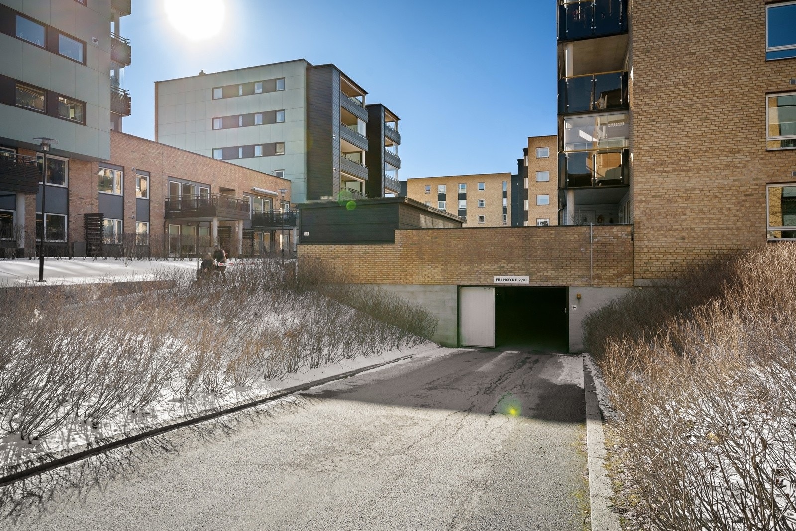 Innkjøring til felles garasjeanlegg under bygningsmassen. Galleribilde
