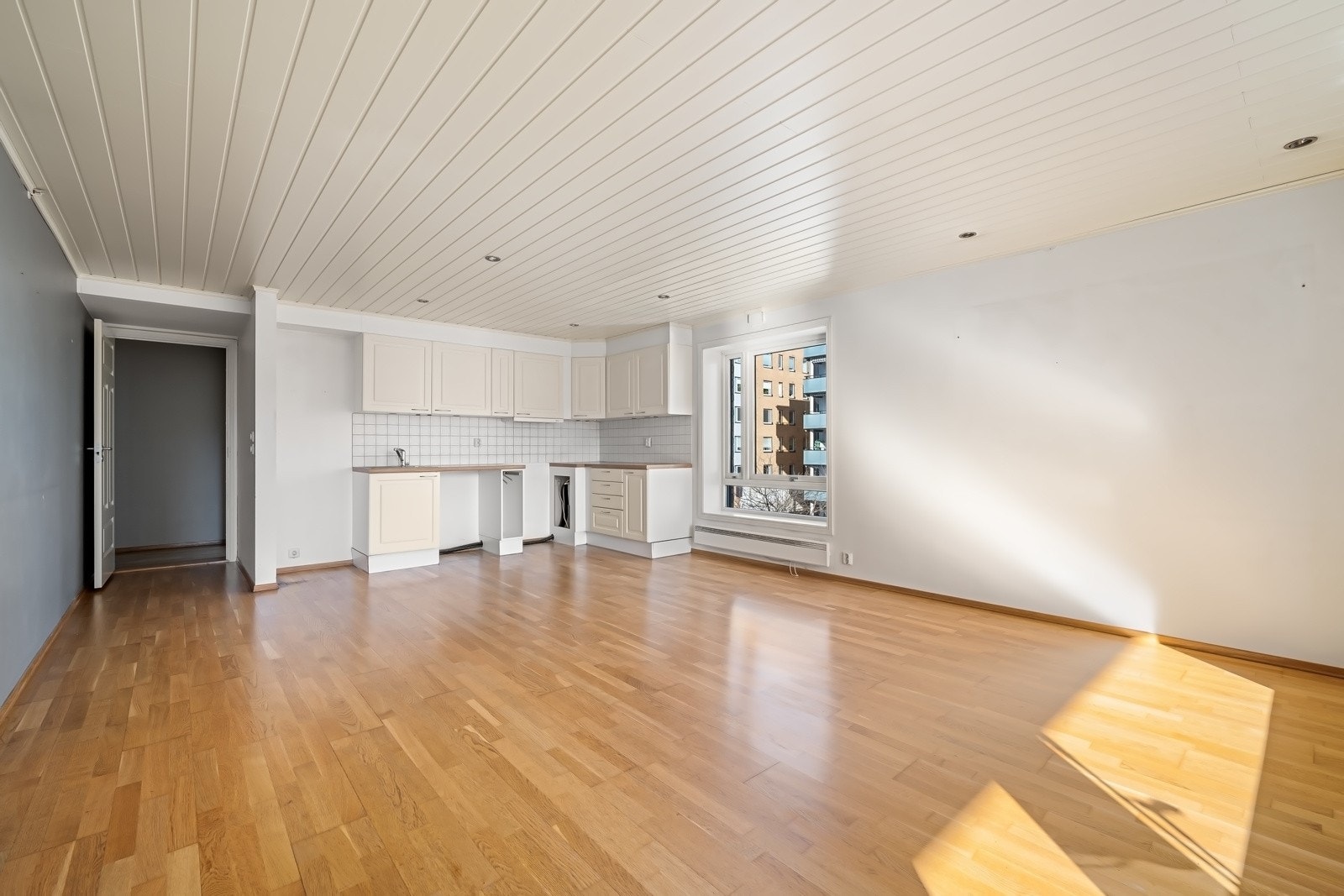 På gulvet er det lagt parkett som strekker seg sømløst inn i kjøkken, gang og soverom. Parketten fremstår slitt og er gitt tg3 - bør byttes ut. Himlingen er lyssatt med downlights. Galleribilde