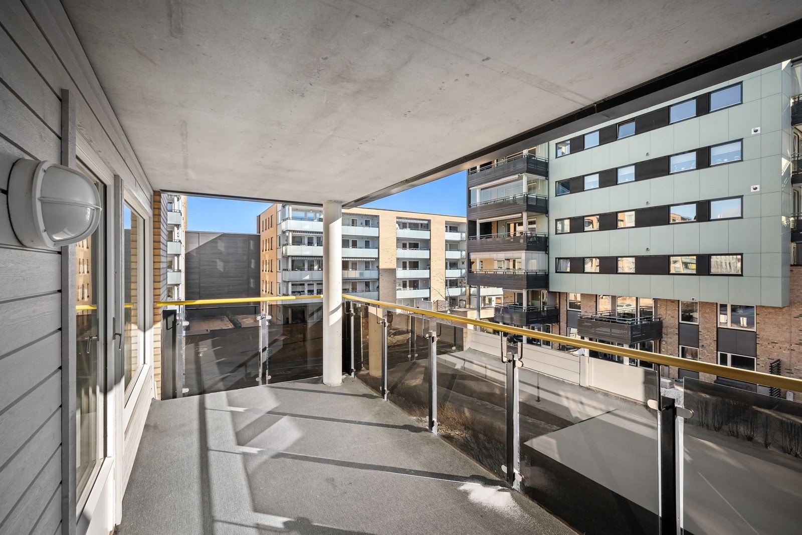 Terrassedøren fører enkelt ut til en stor østvendt balkong på ca. 13 kvm, hvor man kan nyte late dager i hyggelige omgivelser. Galleribilde