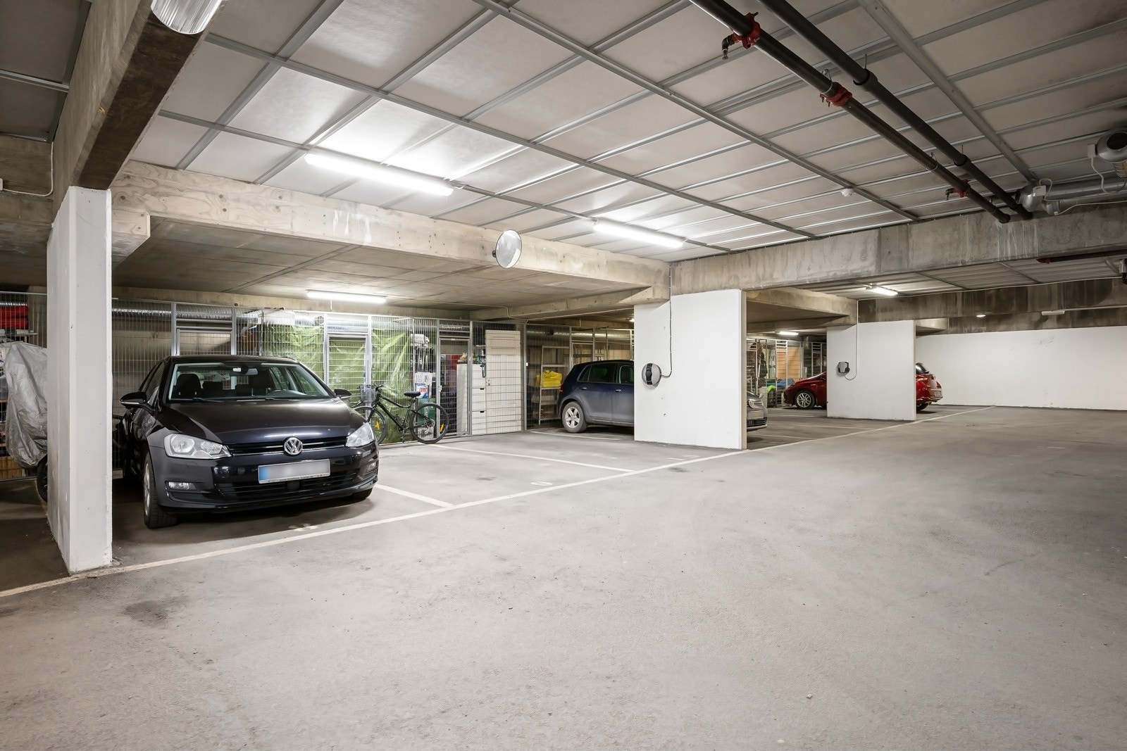 Leiligheten disponerer en fast garasjeplass i felles garasjeanlegg under bygningsmassen med heis direkte til etasjeplan. Galleribilde