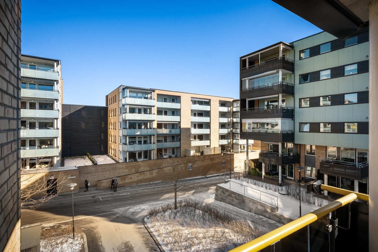 Flott utsyn fra balkongen over nærområdet. Galleribilde
