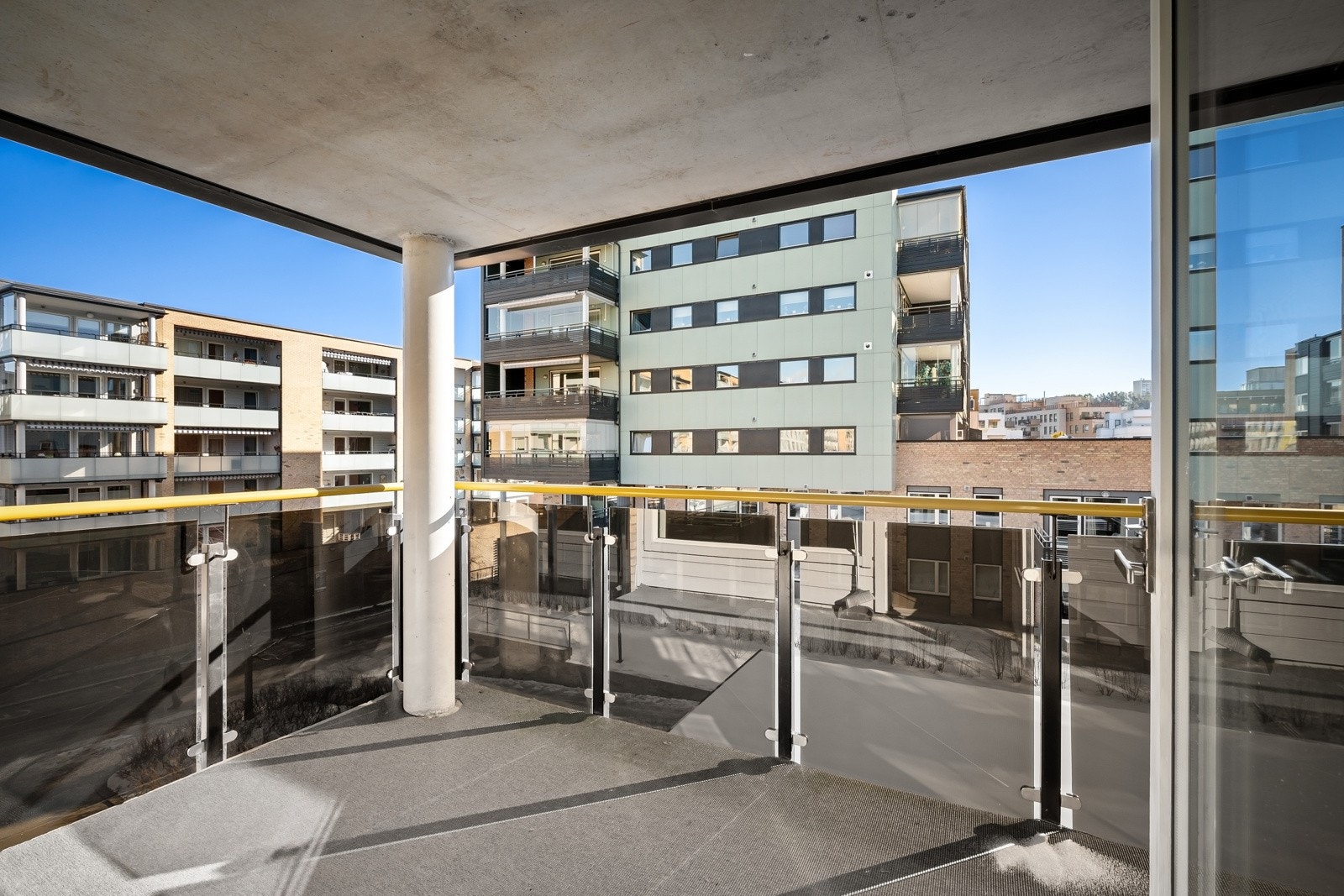 Leiligheten fra 2008 fremstår med en lys, luftig og åpen planløsning - modernisering/oppgradering må påregnes. Galleribilde
