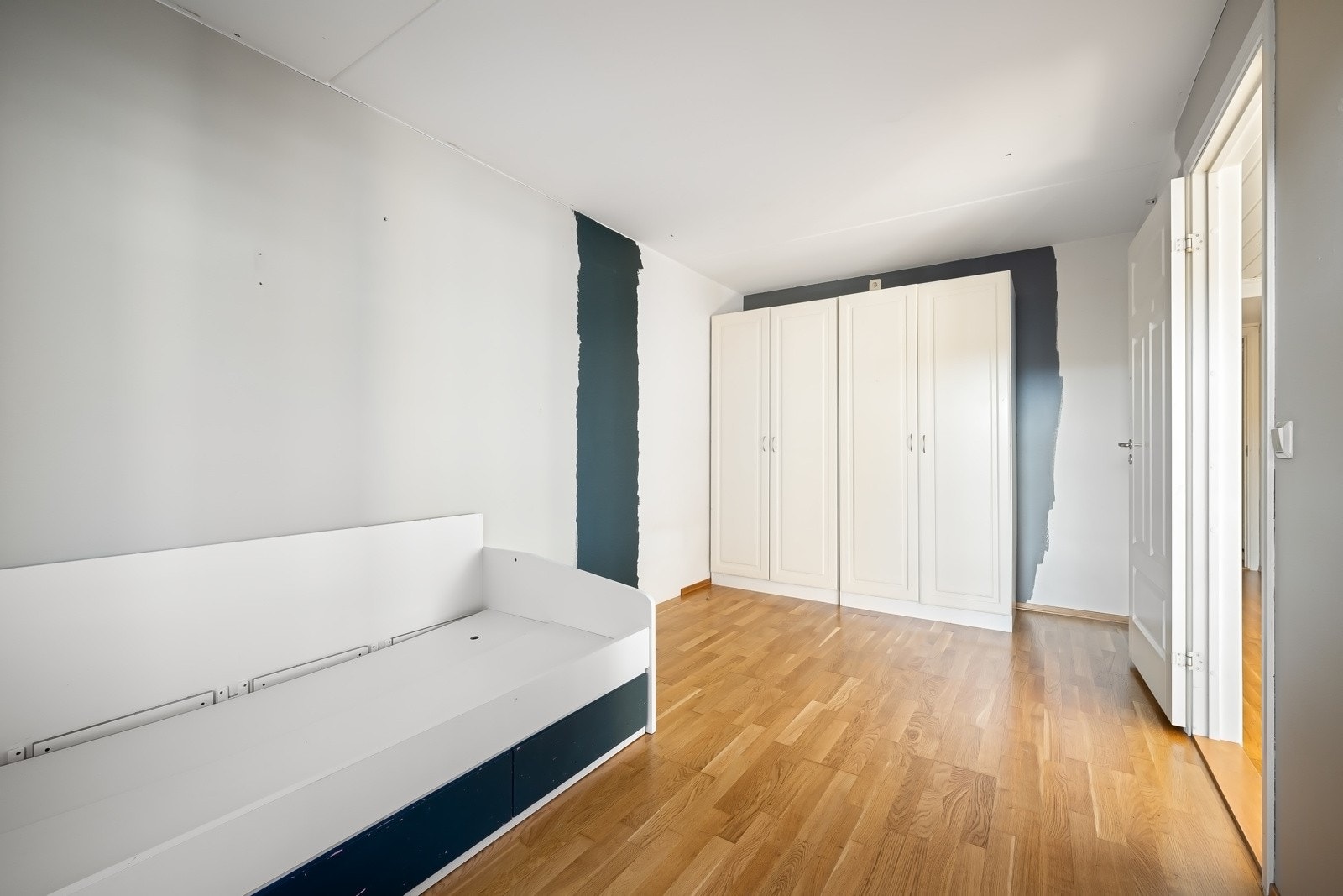 Det er satt inn rikelig med garderobeskap. Galleribilde