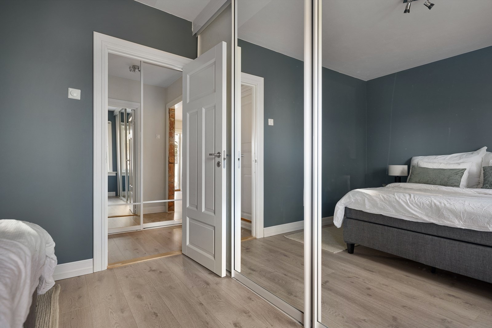 Soverom, rikelig med garderobeplass Galleribilde