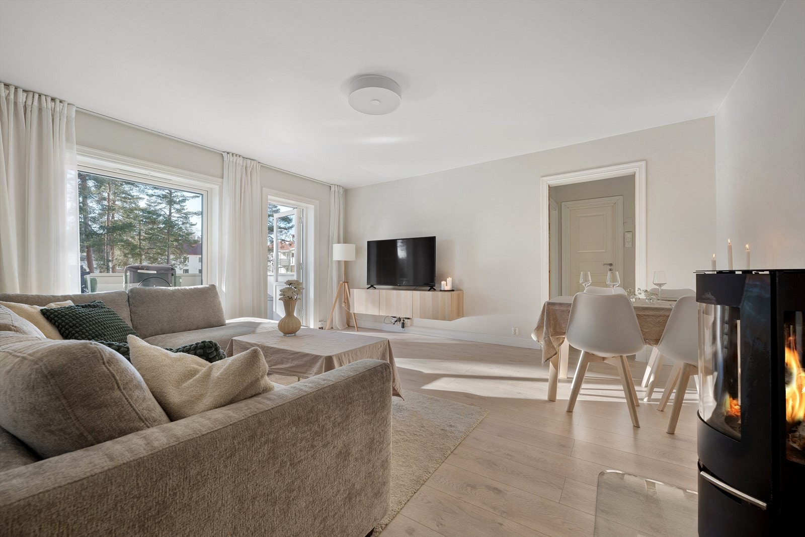 Stor stue med flere innredningsmuligheter. God og varm peisovn! Galleribilde