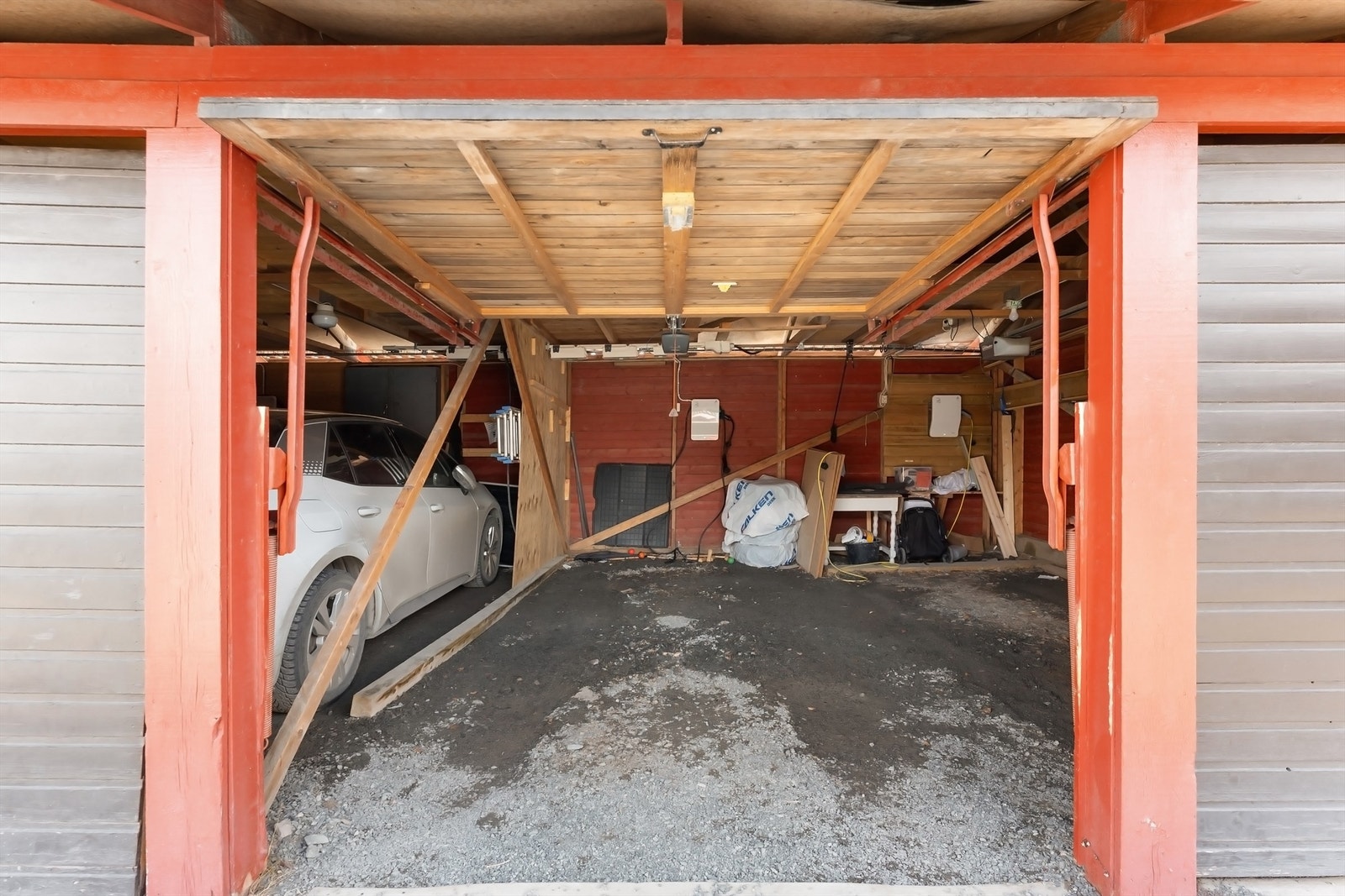 Parkeringsplass med elbil-lader Galleribilde