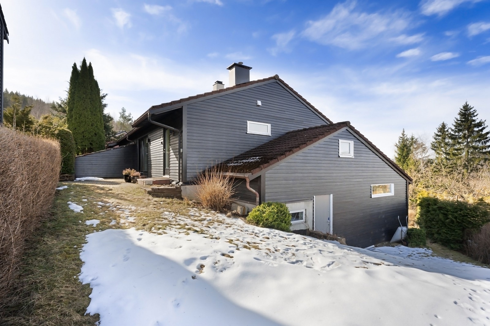 Boligen har en fantastisk hage som strekker seg rundt boligen Galleribilde