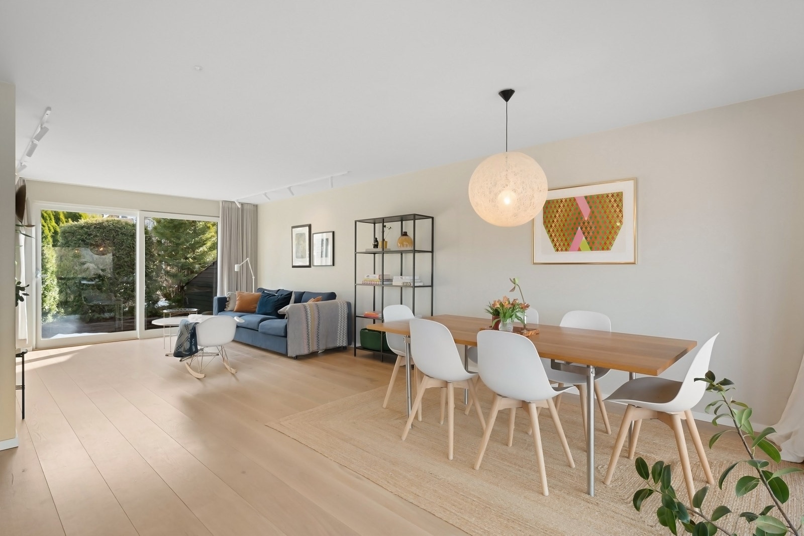 Velkommen inn i en nydelig, gjennomgående stue med store vindusflater og rikelig med naturlig lys Galleribilde