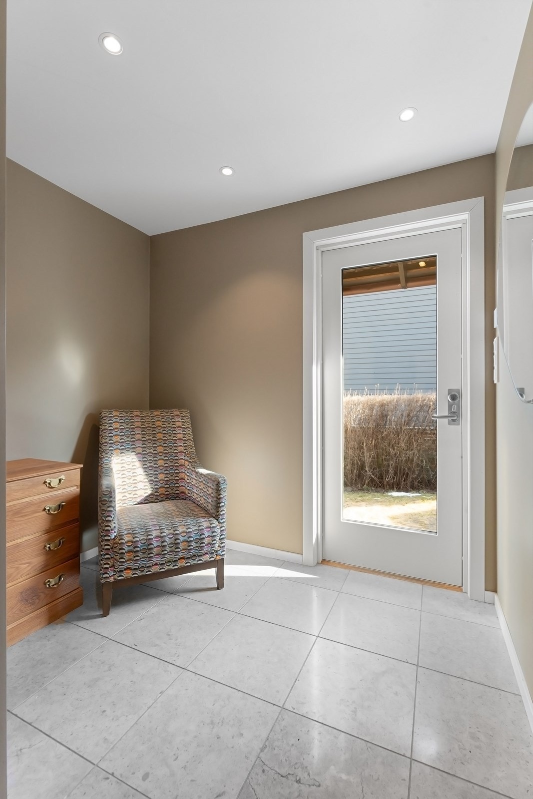 Hyggelig entré med flotte kalkstenfliser fra Sigvaldsen Galleribilde