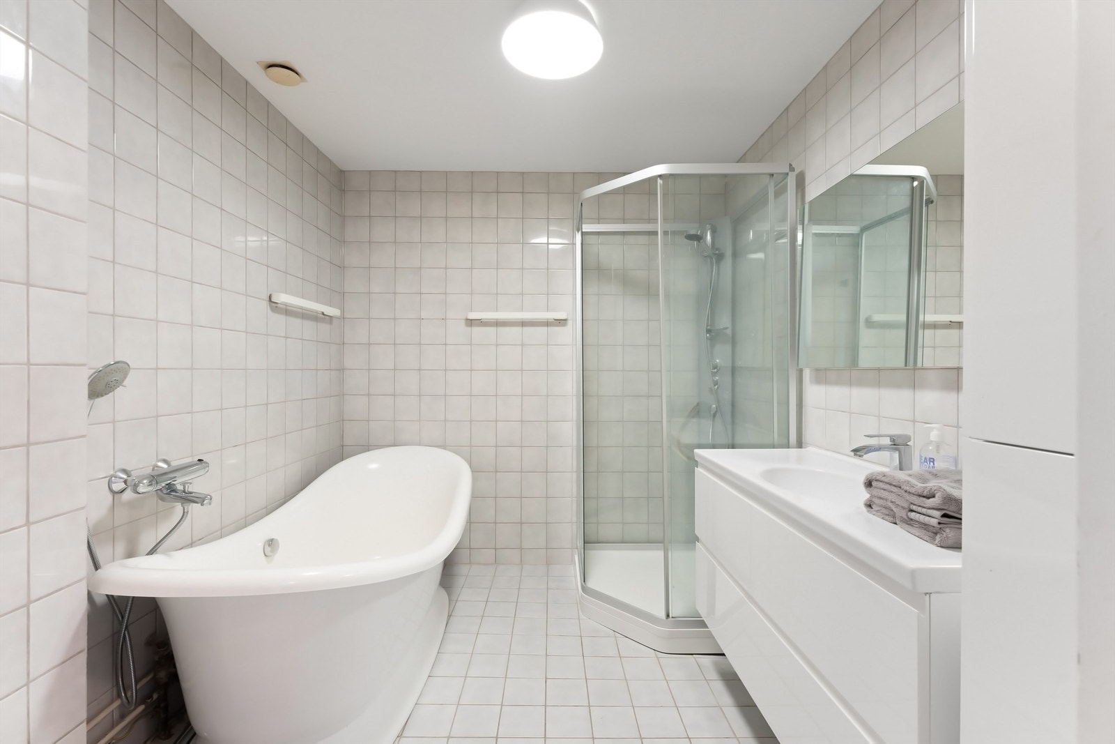 Flislagt baderom med badekar og dusjkabinett Galleribilde