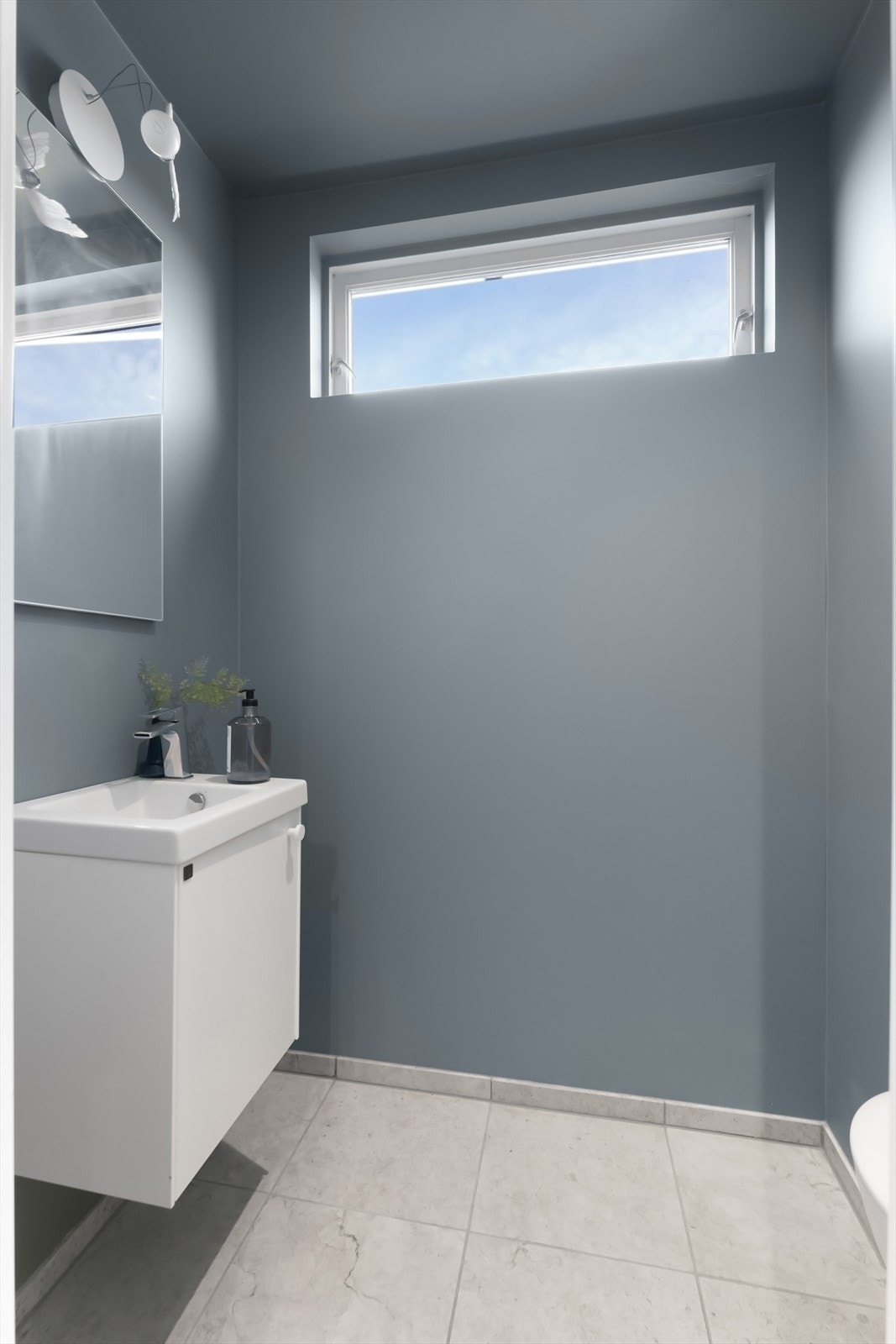 Praktisk toalettrom ved entré Galleribilde