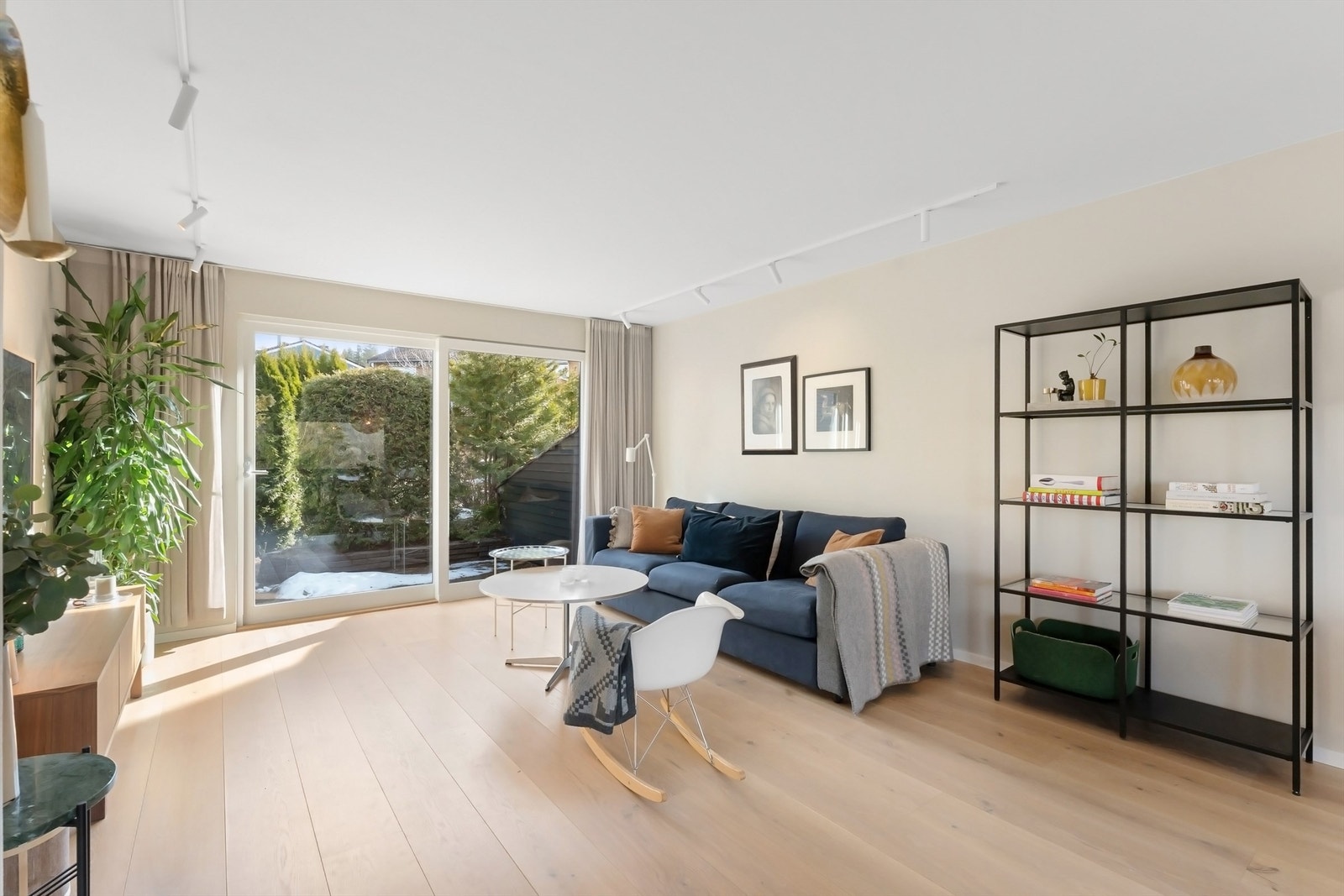 Stuen har gode møbleringsmuligheter med plass for sofagruppe, TV-seksjon, spisegruppe, lesehjørne og annet passende møblement Galleribilde