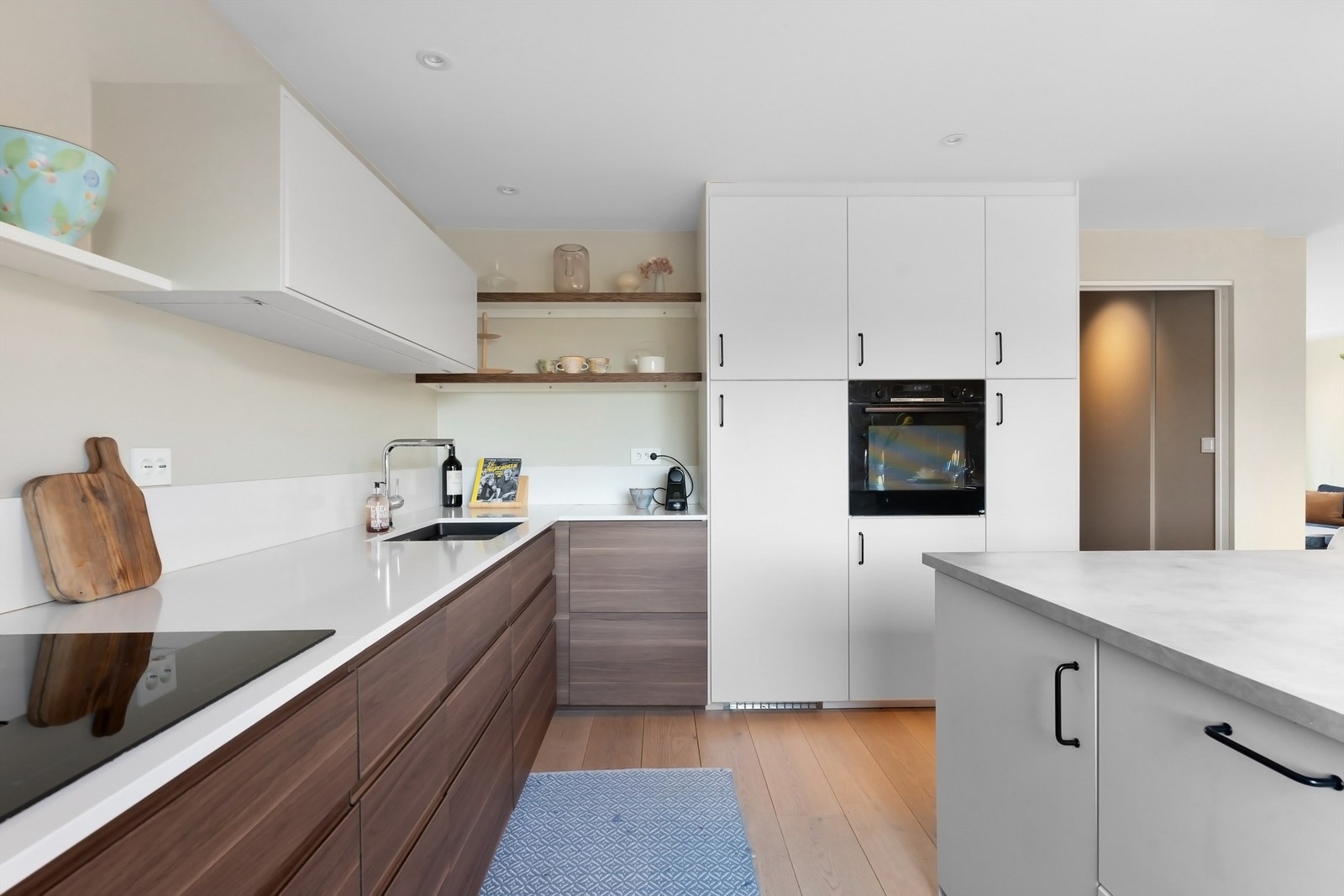 Kjøkkenet har glatte fronter på skap og skuffer med norskprodusert benkeplate fra Easystone Galleribilde