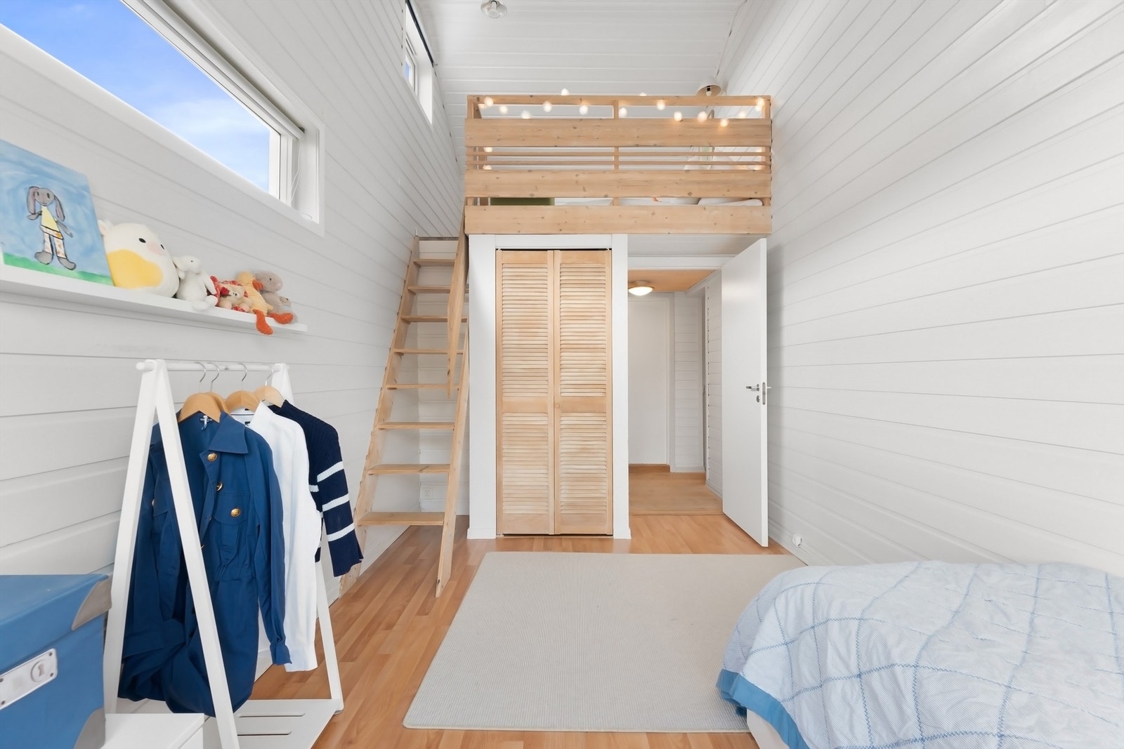 Det ene soverommet har en stilig hems som virkelig passer bra på et barnerom Galleribilde