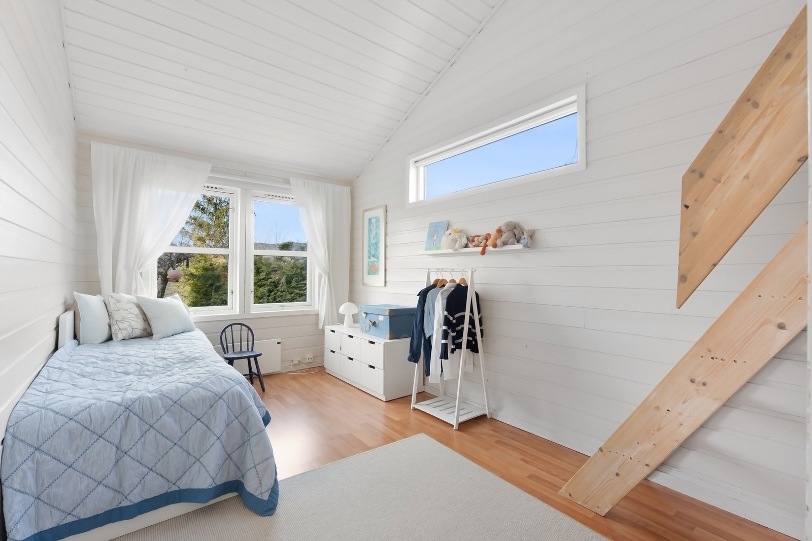 Boligen har alle fire soverommene praktisk plassert på samme plan Galleribilde