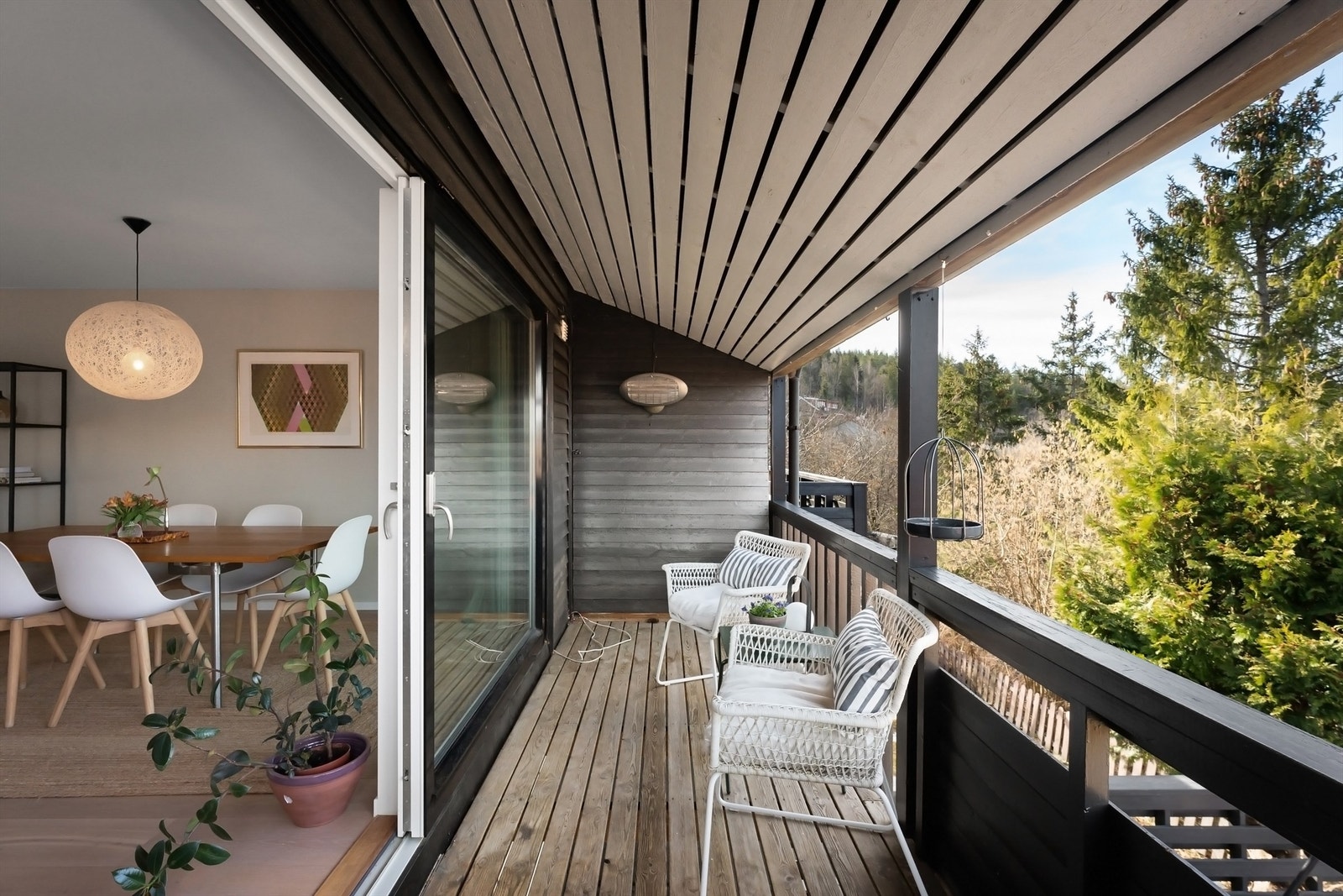 Fra stuen har du utgang til en vestvendt veranda på 7 kvm hvor du kan nyte late dager Galleribilde