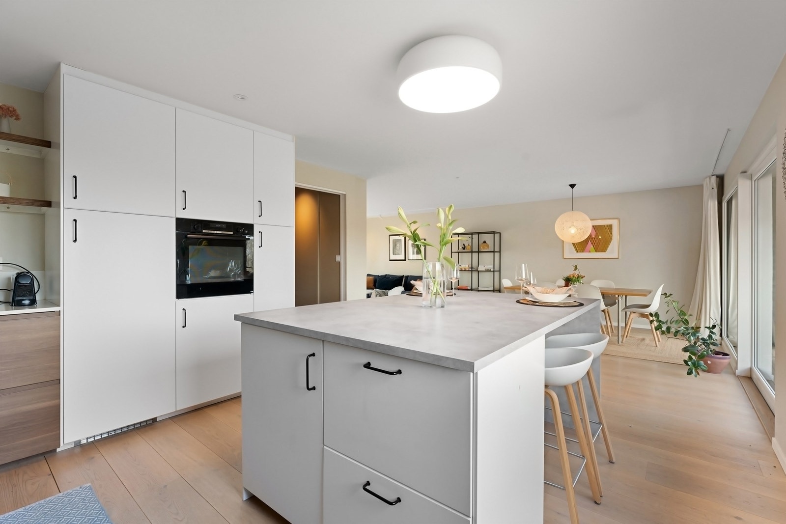 Kjøkkenet har nedsenket oppvaskkum og integrerte hvitevarer Galleribilde