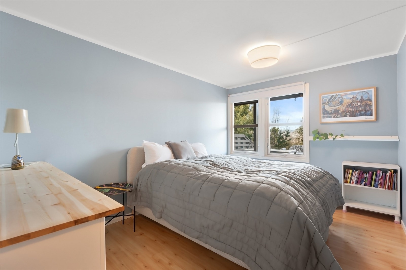 Lyst soverom med god plass for dobbeltseng Galleribilde