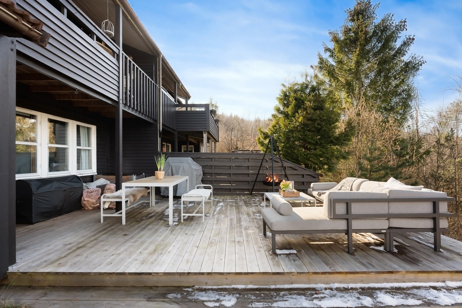 Boligen har fantastiske uteområder med en stor terrasse og en hage hvor barn kan leke fritt Galleribilde