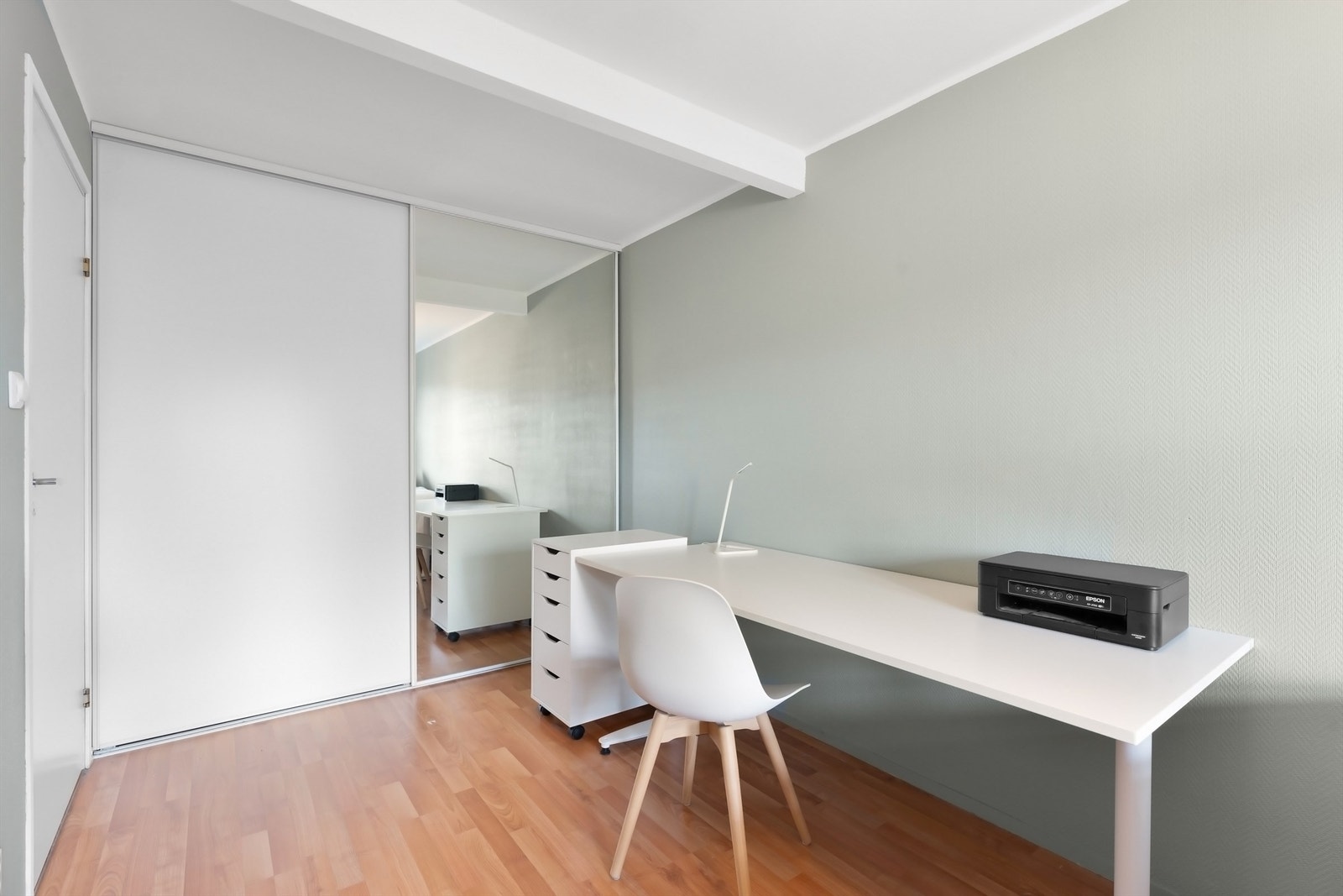 Rikelig oppbevaringsplass i skyvedørsgarderobe Galleribilde