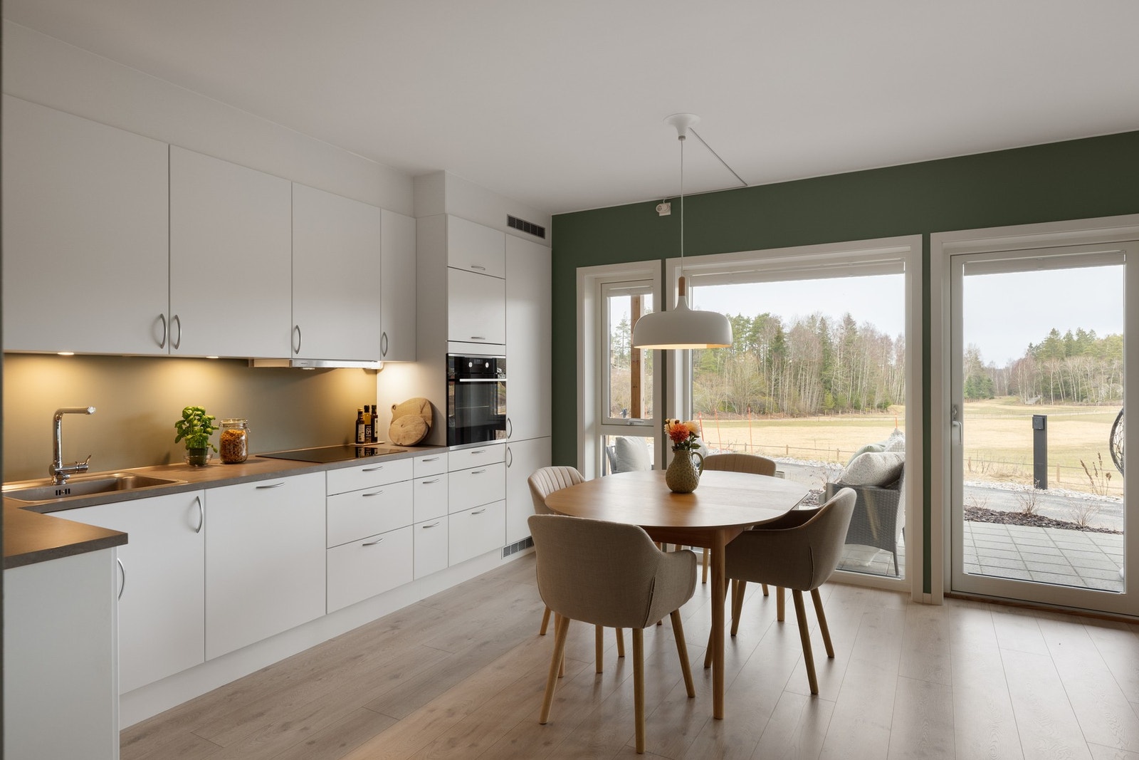 Tidløst kjøkken med integrerte hvitevarer og god arbeidsflate. Galleribilde