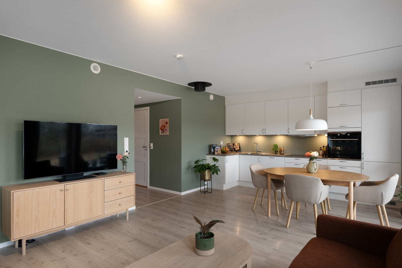 Stuen og kjøkkenet er naturlig delt inn i separate soner. Galleribilde