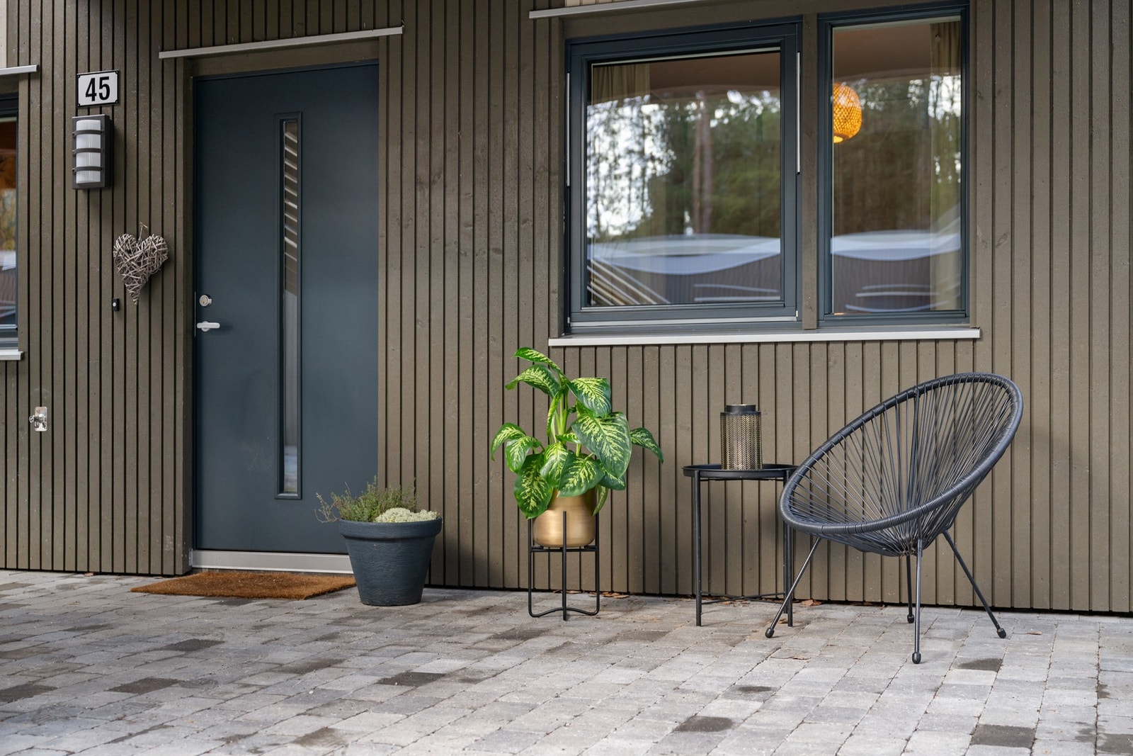 Hyggelig og overbygd uteplass ved inngangspartiet. Galleribilde