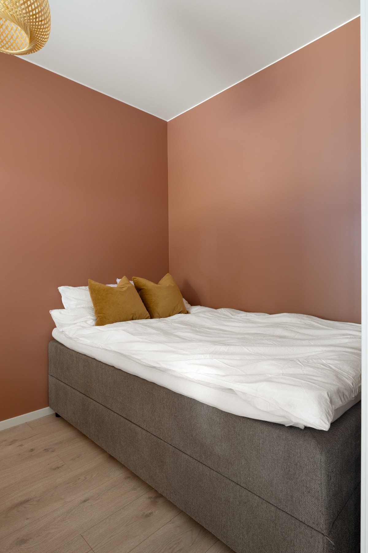 Soverom med plass til seng og diverse møblement. Galleribilde