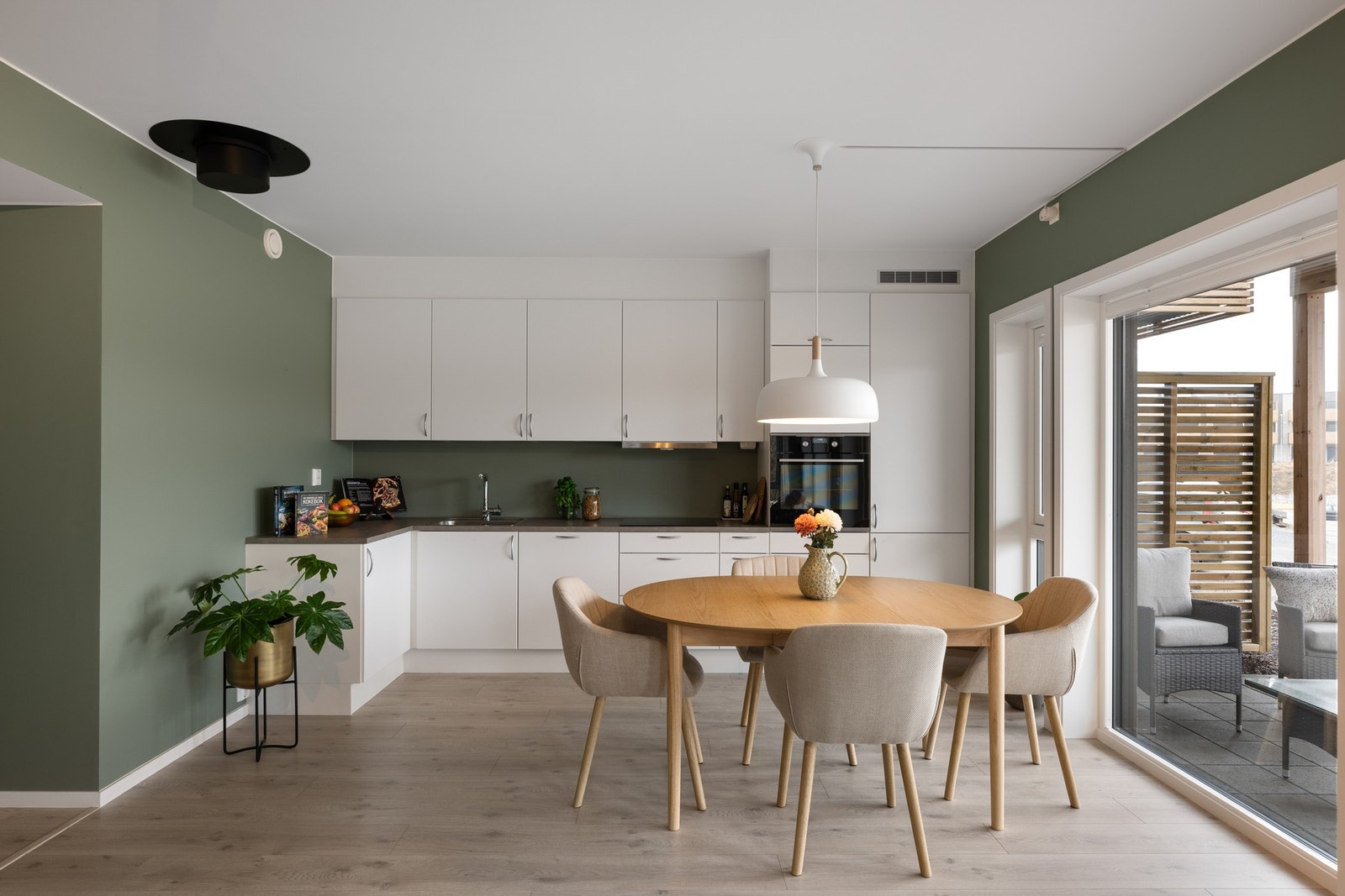 God plass til en spisestue tilknyttet kjøkkenet. Galleribilde